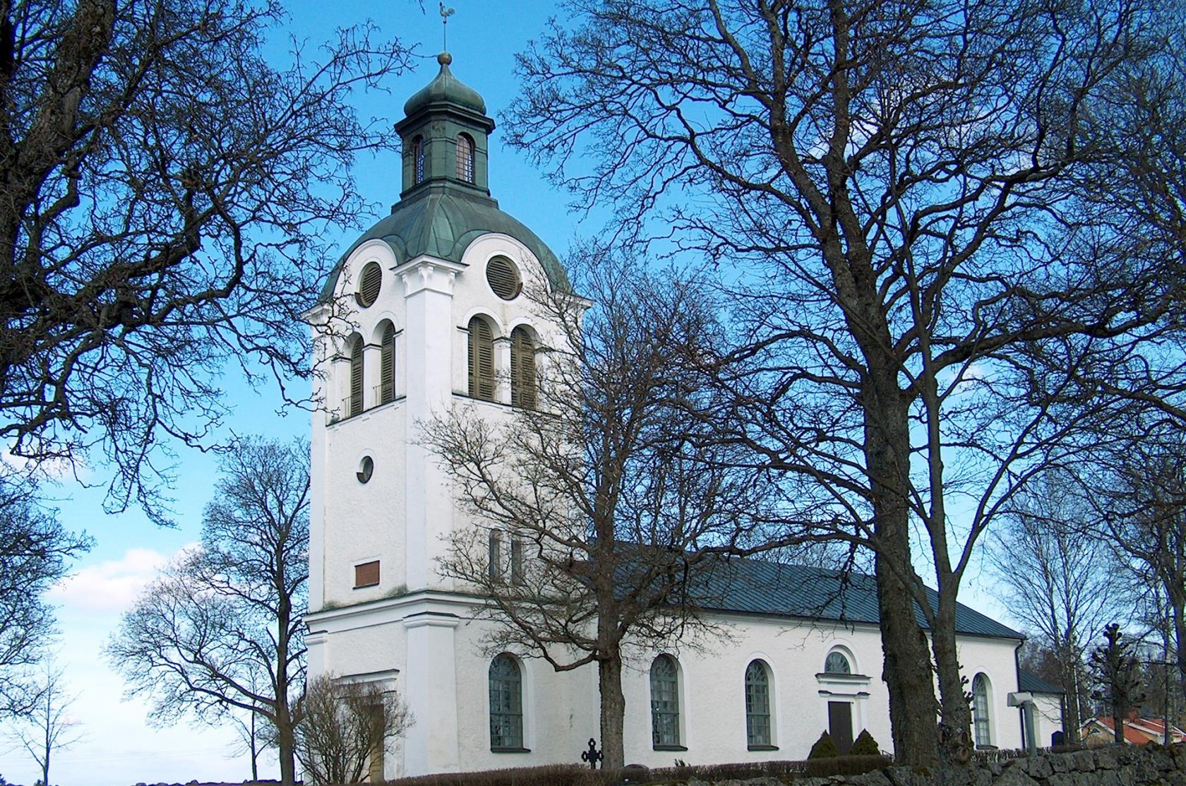 Vit kyrka i vårtid