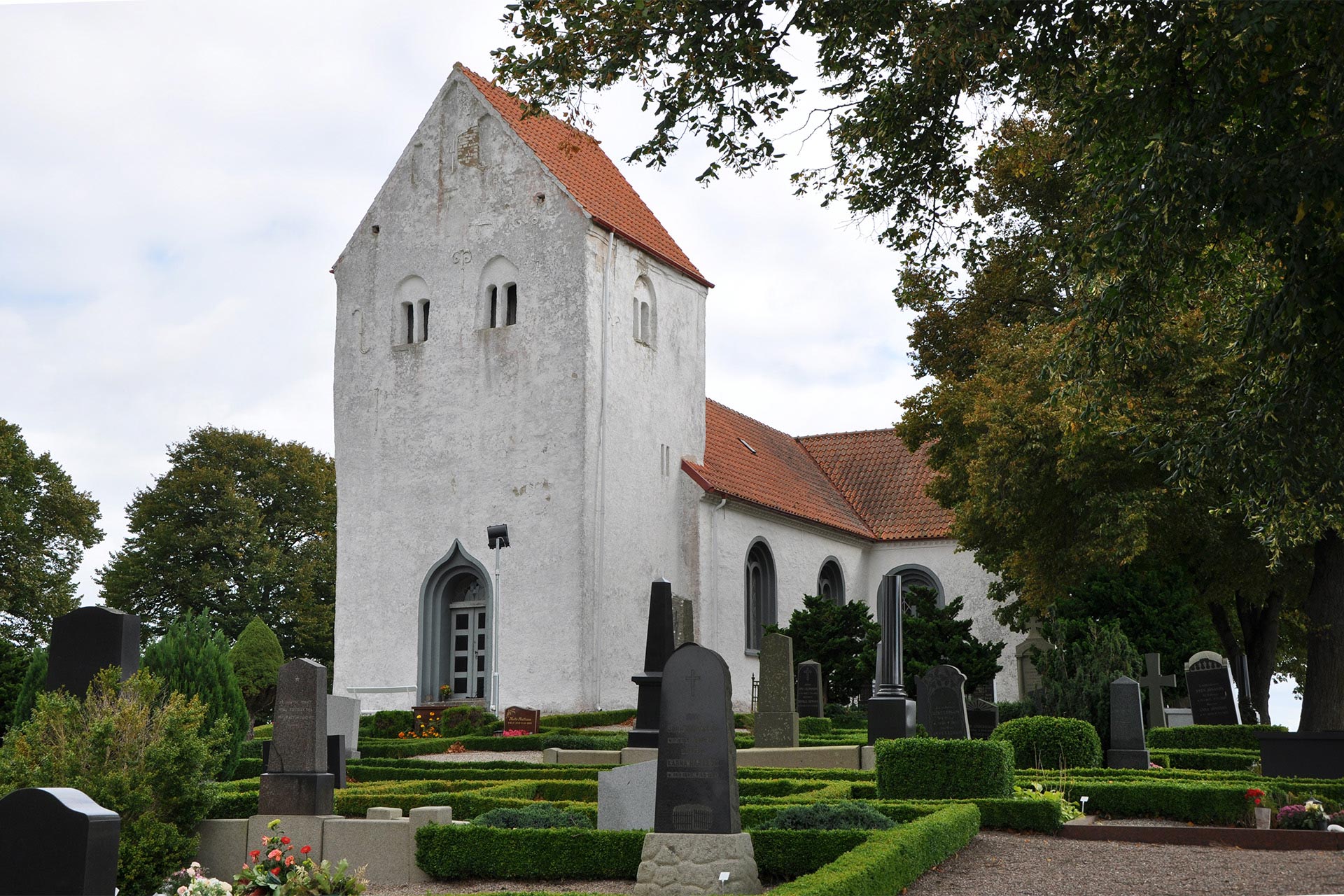 Den putsade och vitkalkade Bromma kyrka från 1100-talet ligger på en höjd i utkanten av Bromma gamla kyrkby, några km söder om Sövestad. 