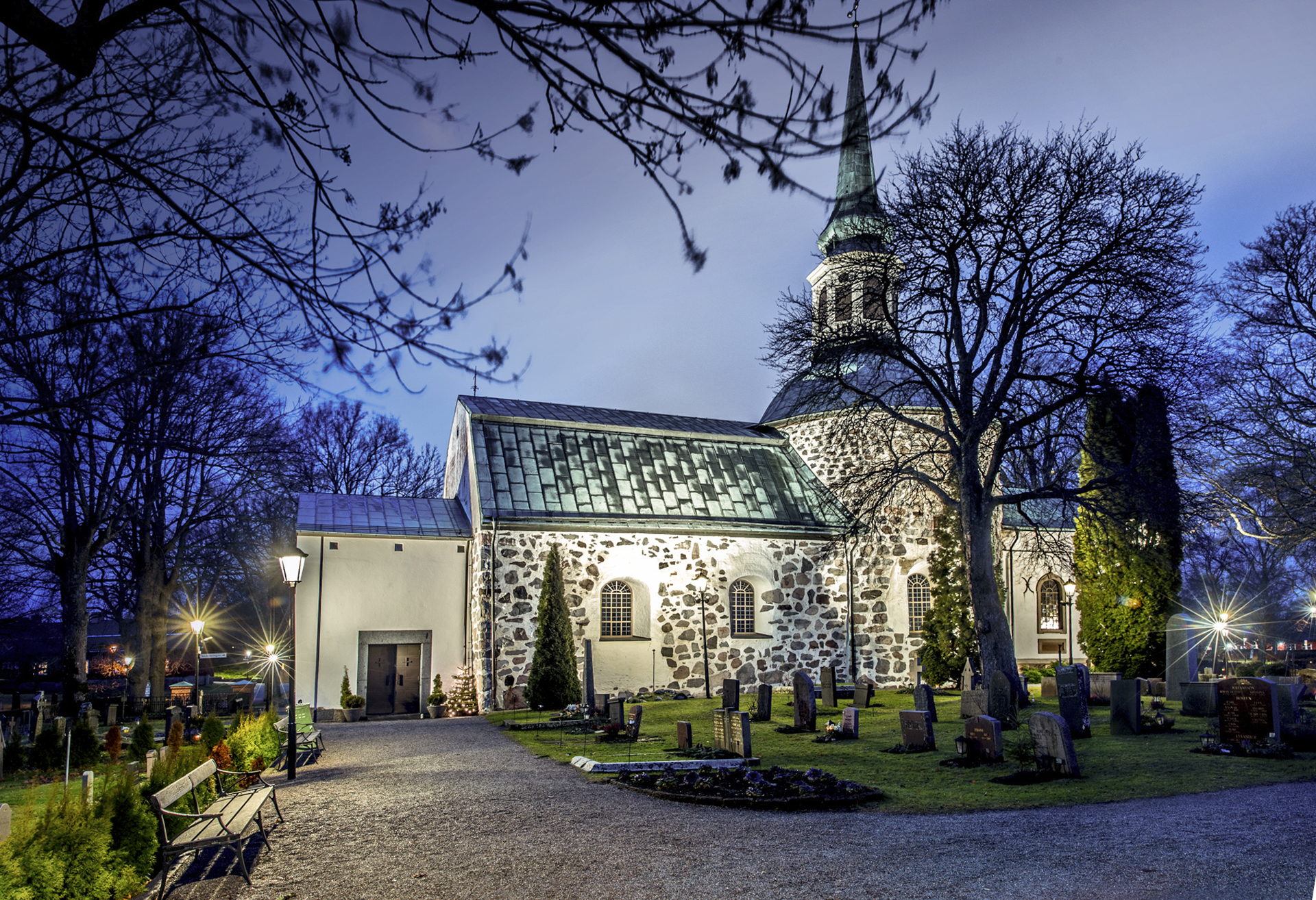 Bromma kyrka med blå bakgrund