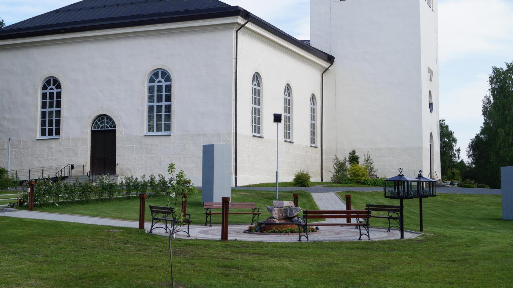 Överluleå kyrka med askgravlunden i förgrunden.