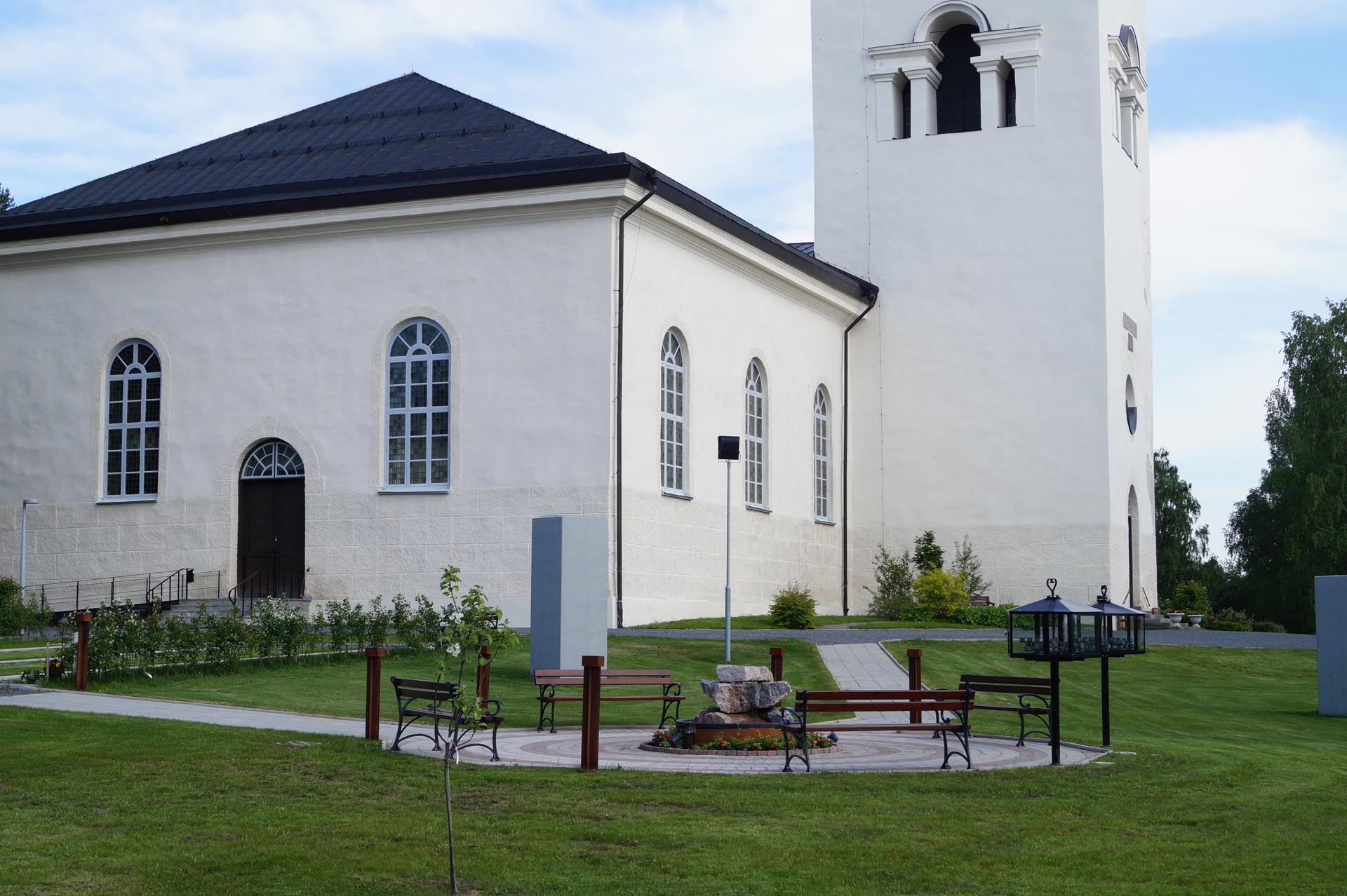 Överluleå kyrka med askgravlunden i förgrunden.