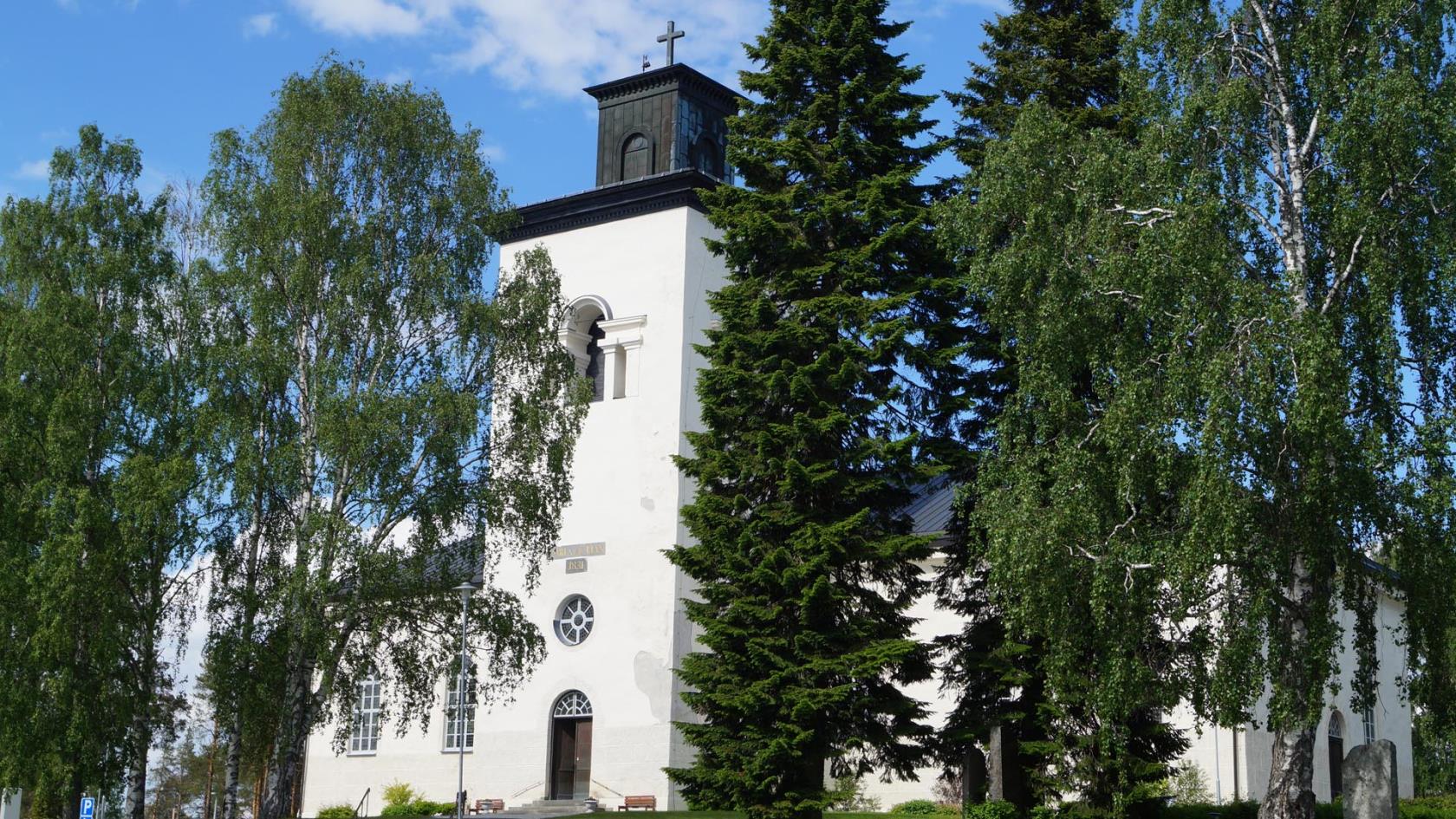 Överluleå kyrka på sommaren.