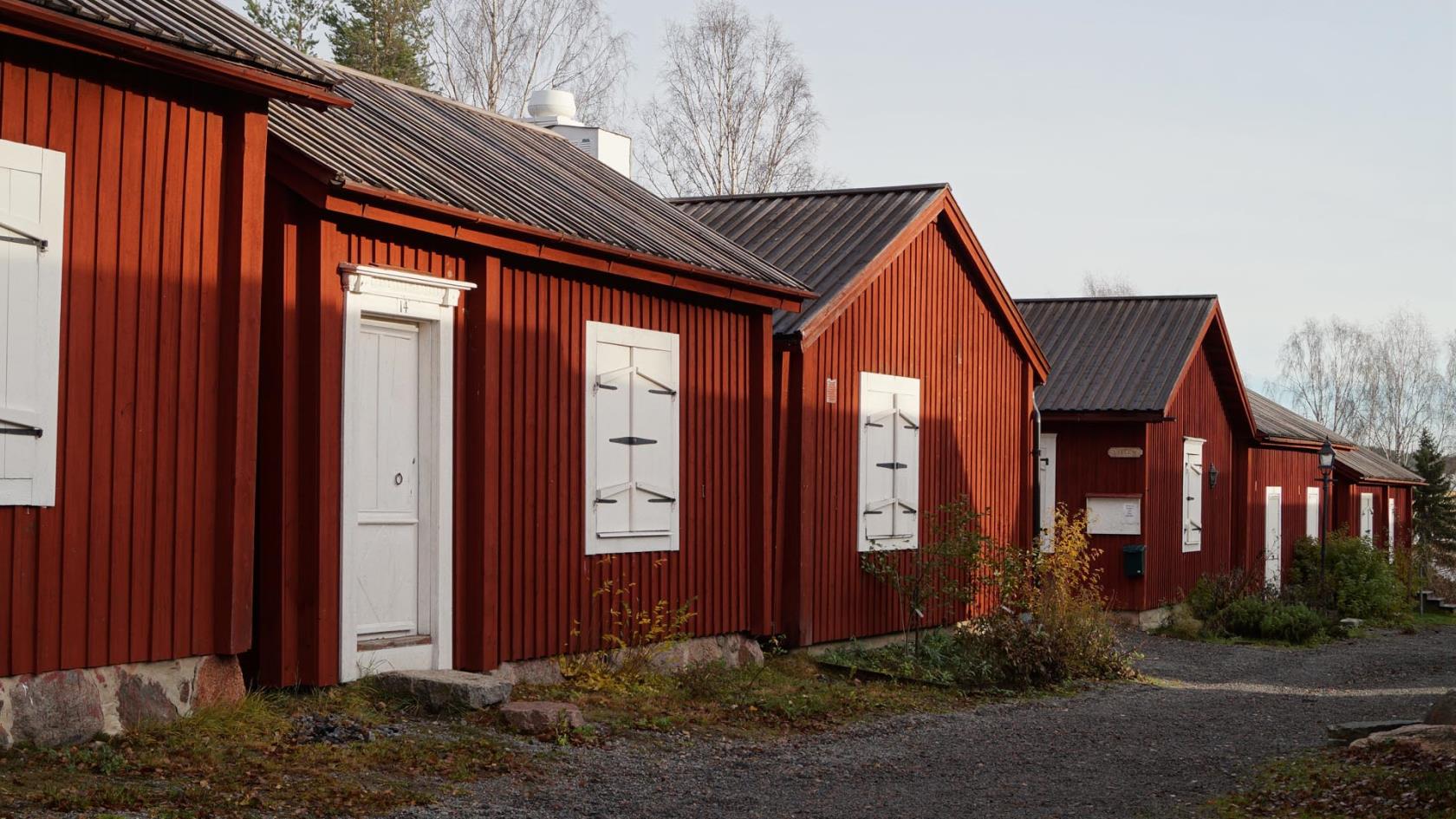 Höstbild på kyrkstugorna vid Överluleå kyrka.