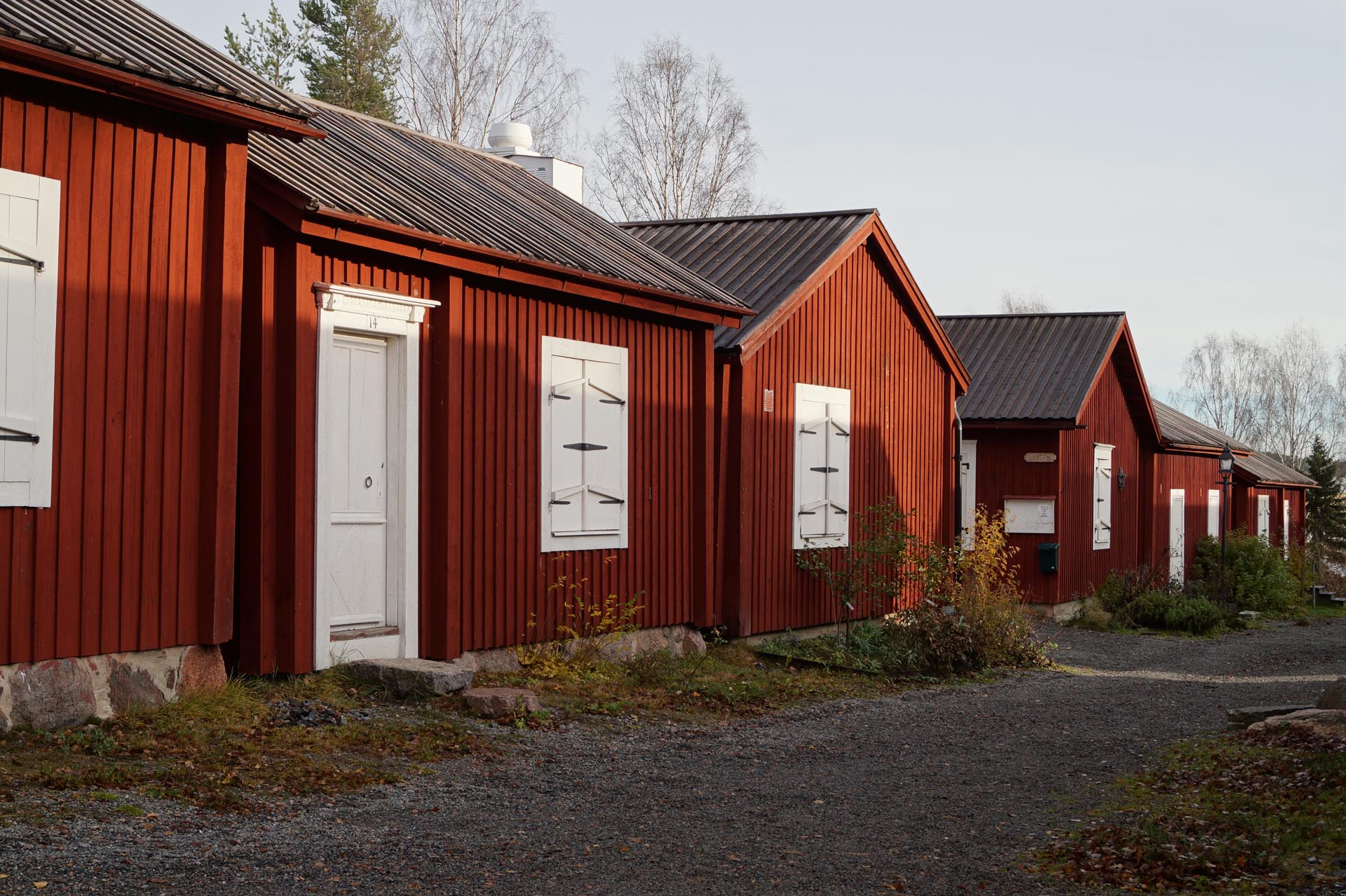 Höstbild på kyrkstugorna vid Överluleå kyrka.