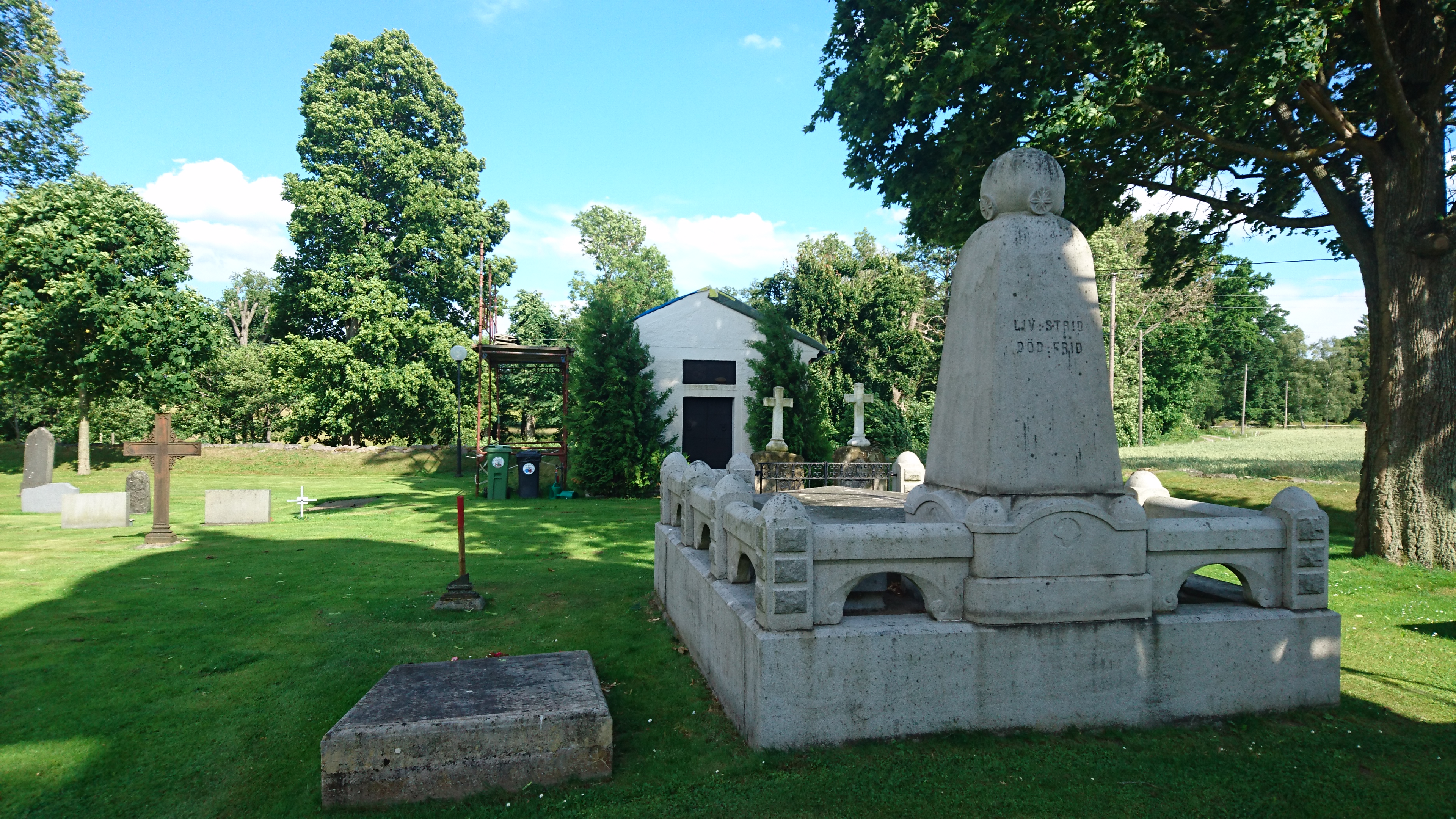 Stort gravmonument och ett av två gravkor på Arby kyrkogård.