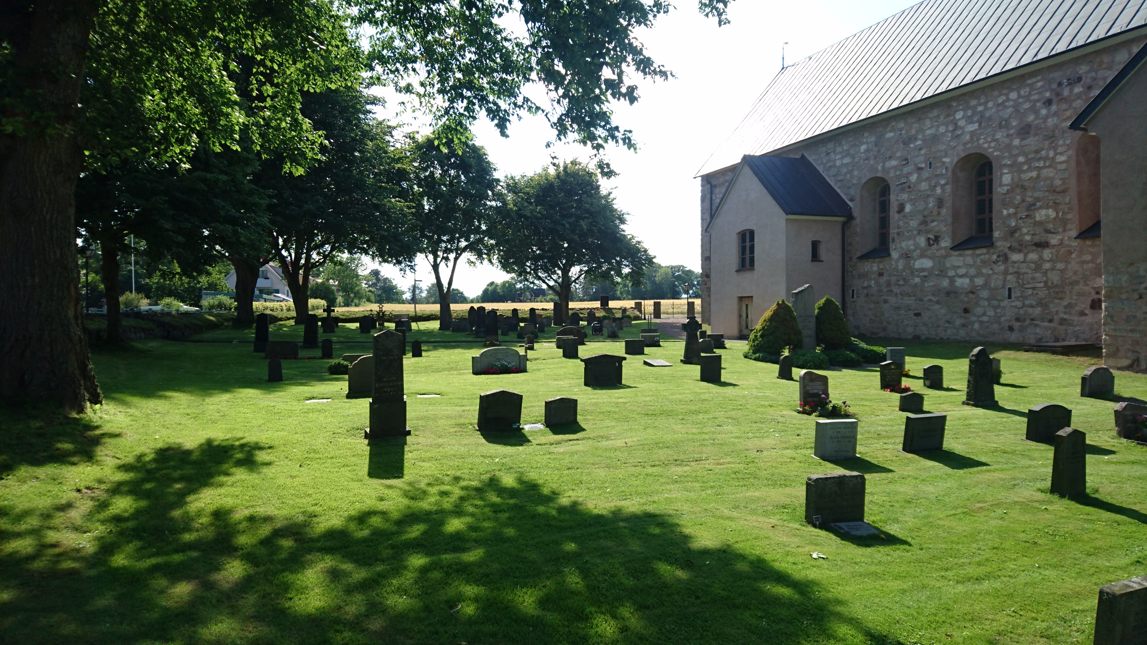 De äldsta delarna av kyrkogården ligger runt kyrkan.