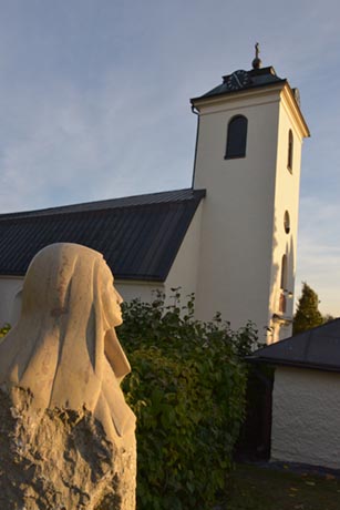 Fresta kyrka med Birgittastatyn i förgrunden