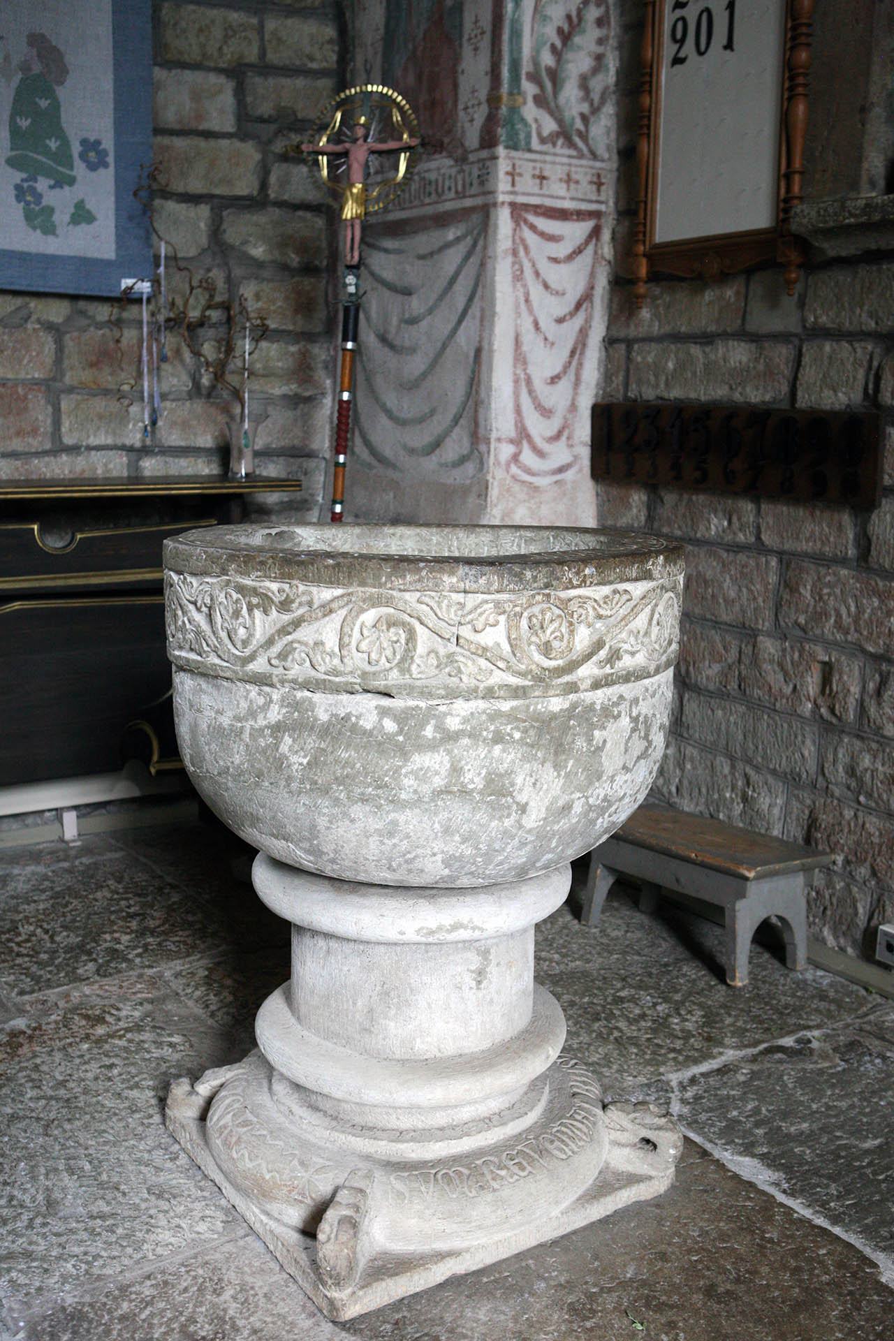 Dopfunten i Husaby kyrka är från 1200-talet.