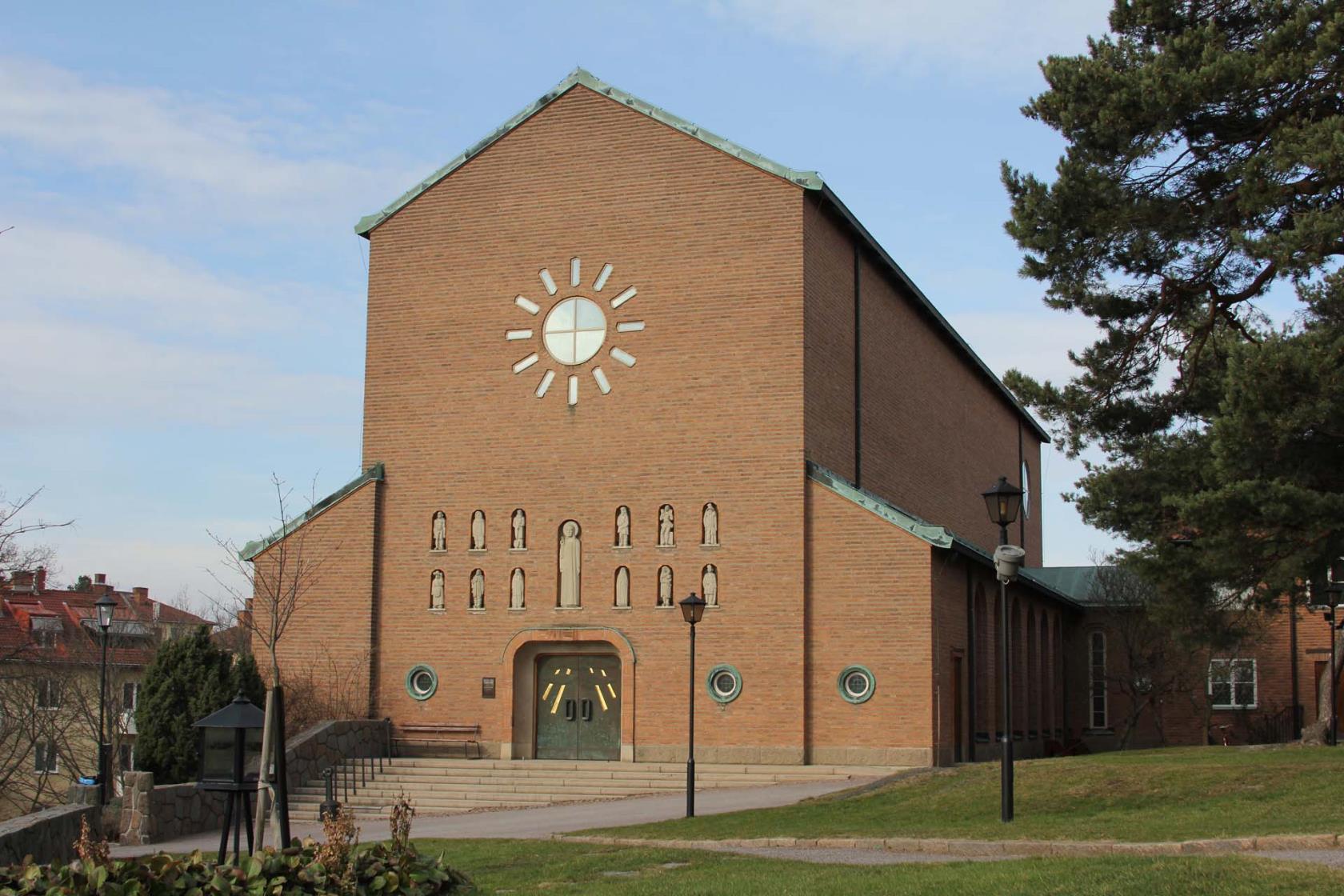 Essinge kyrka sedd utifrån