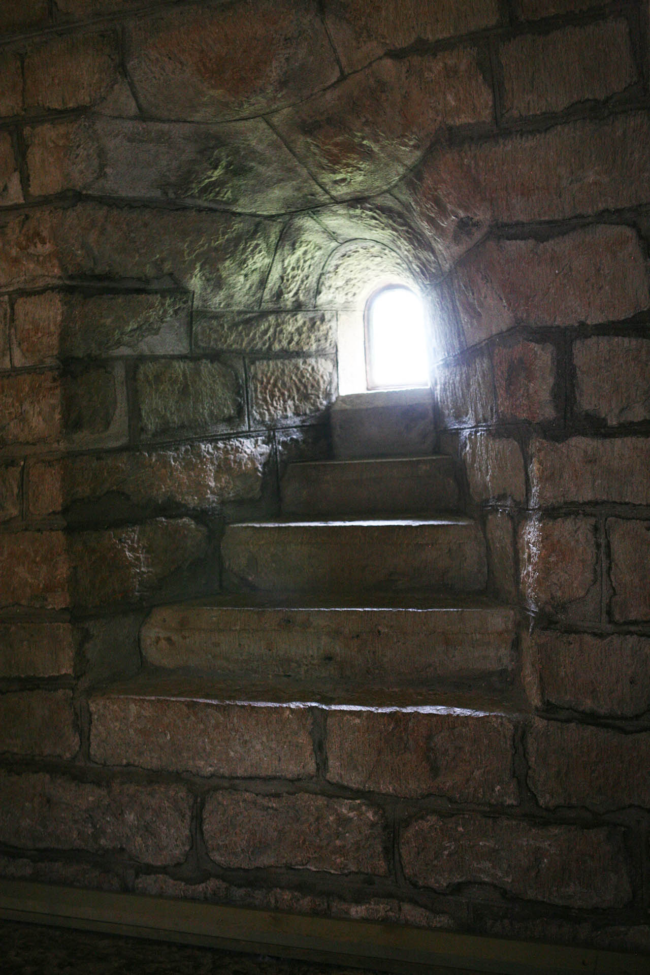 Ett hagioskåp, eller möjligen kommunionfönster, från medeltiden finns bevarat i korets södra vägg.