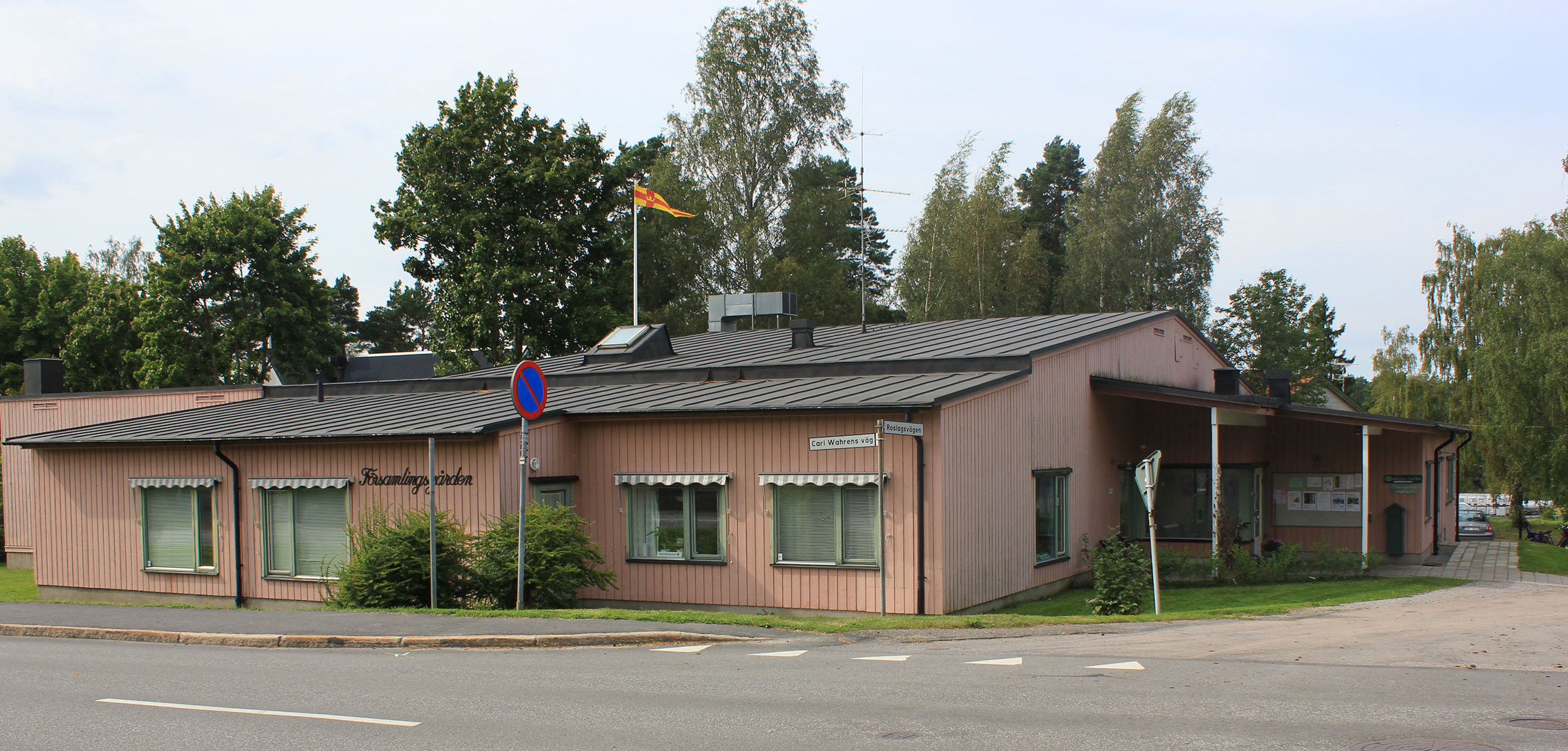 Församlingsgården, Almerska vägen 6 i Hallstavik, det rosa huset