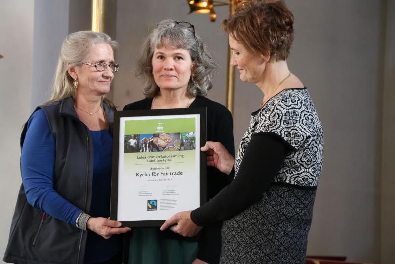 Lill Lindström-Lundgren, representant för Sveriges kristna råd, delade ut Fairtrade-diplomet till Luleå domkyrkoförsamling. Arbetsledaren Mona Eriksson och domprost Charlott Rehnman tog emot det.