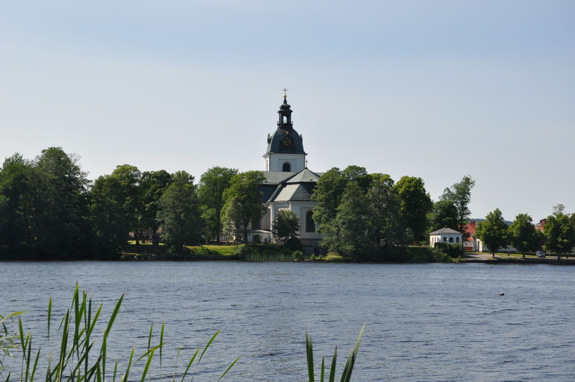 Filipstads kyrka sommar redigerad