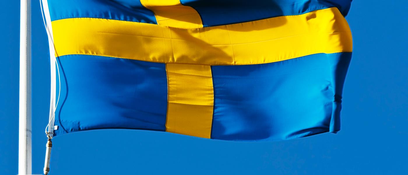 Svensk flagga mot blå himmel
