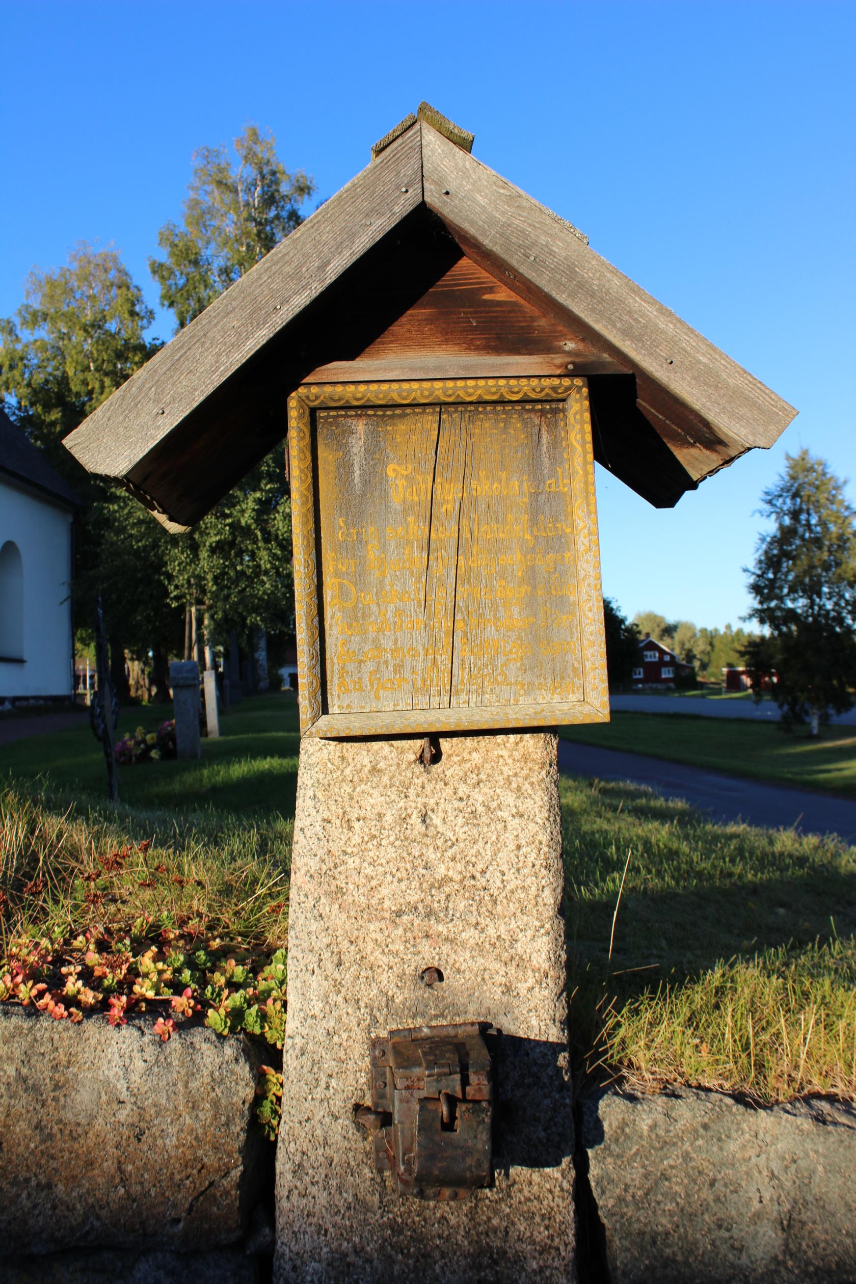 Kyrkbacken Floda kyrka.