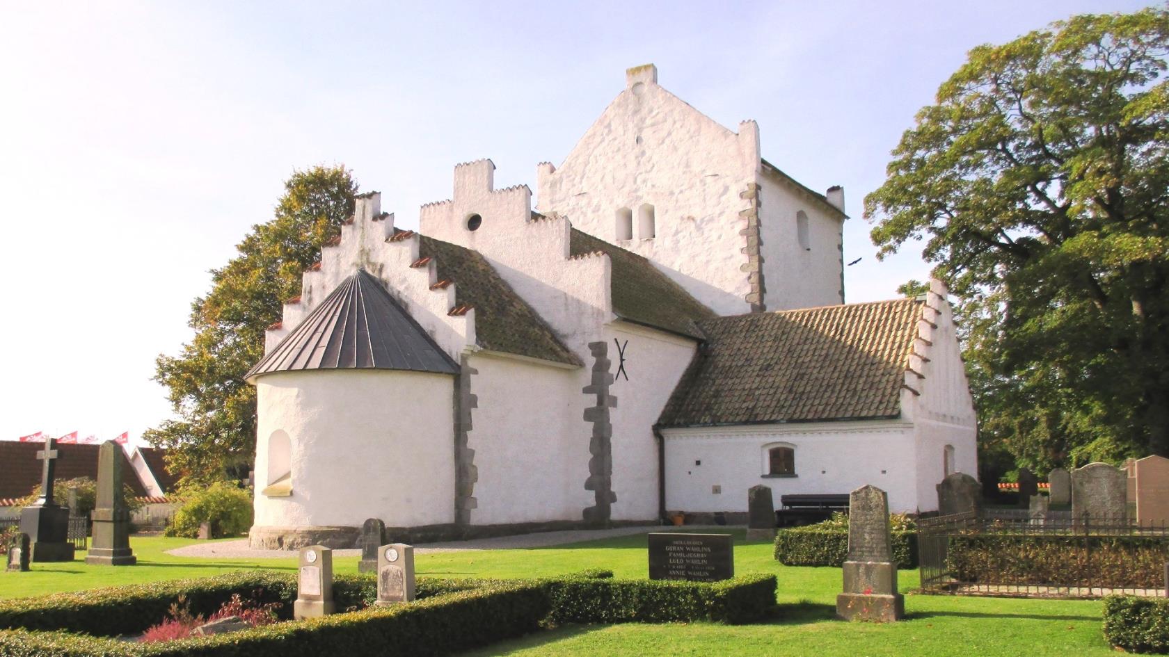 Bilden visar Gamla kyrkan och en del av kyrkogården