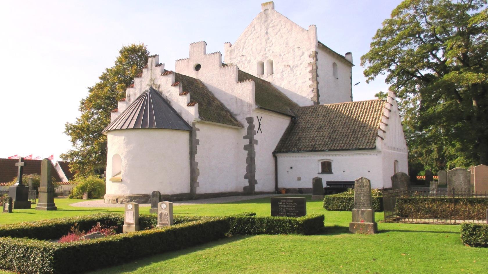 Bilden visar Gamla kyrkan och en del av kyrkogården