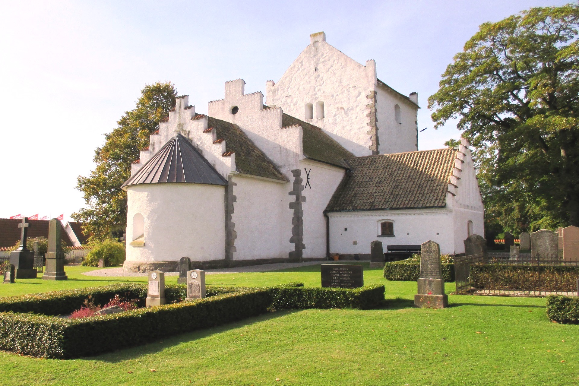 Bilden visar Gamla kyrkan och en del av kyrkogården