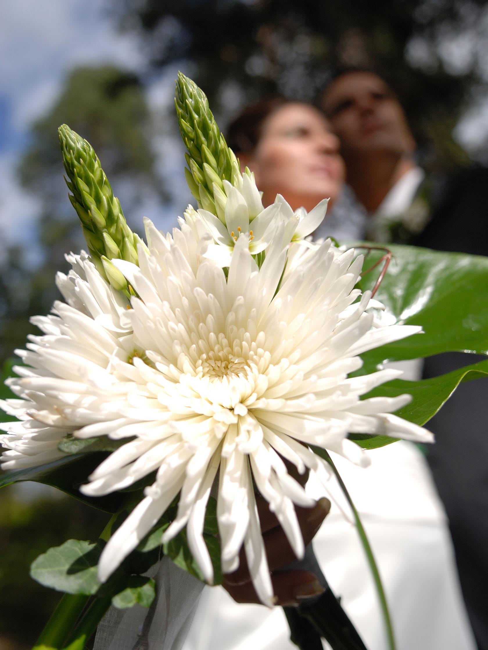 Vigselpar med blomster 