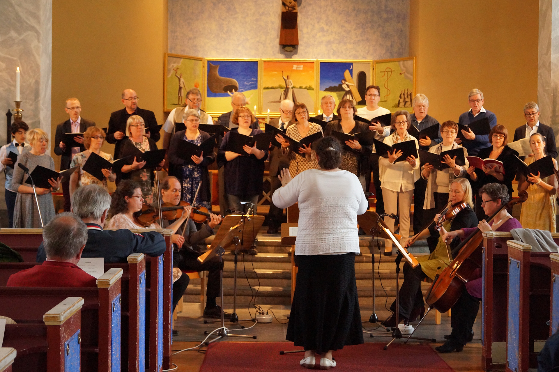 Överluleå kyrkokör under ledning av Lena Stenlund.