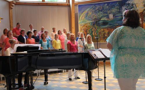 Gospelkören sjunger i Magdalenasalen under Kyrkcentrums 30-års jubileum.