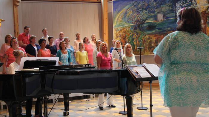 Gospelkören sjunger i Magdalenasalen under Kyrkcentrums 30-års jubileum.