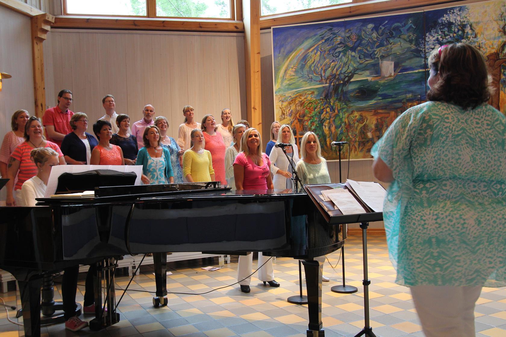 Gospelkören sjunger i Magdalenasalen under Kyrkcentrums 30-års jubileum.