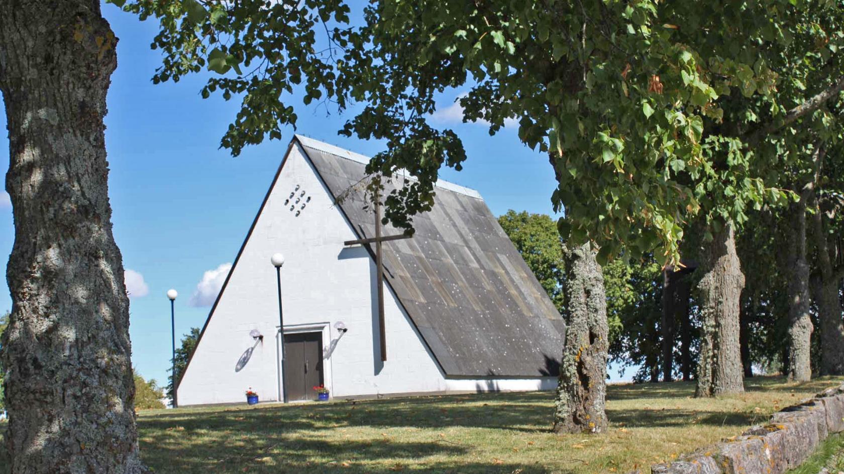 Hällums kyrka. Ej längre i församlingens ägo.