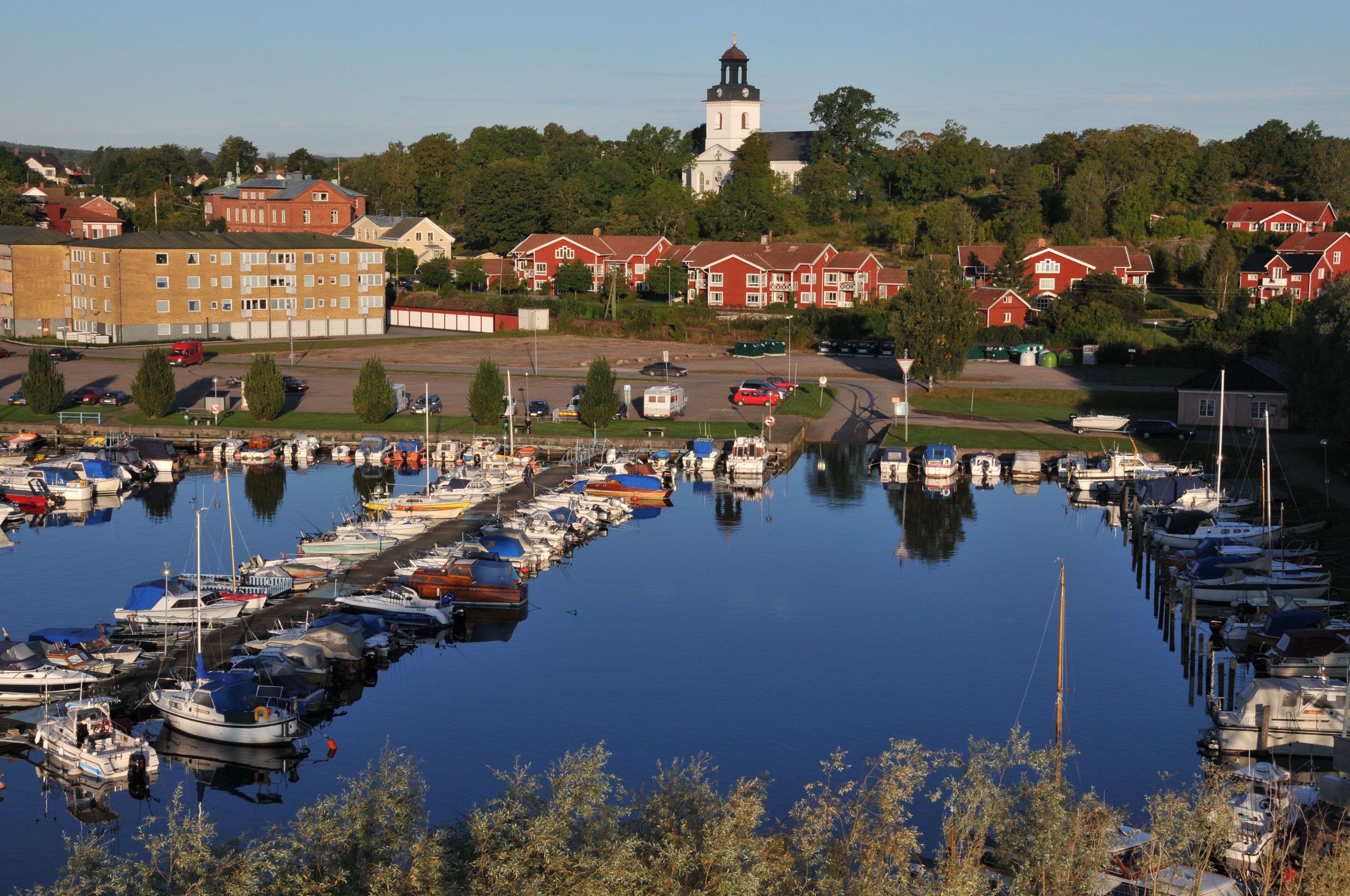 Vy från gästhamnen i Åmål med Åmåls kyrka i bakgrunden