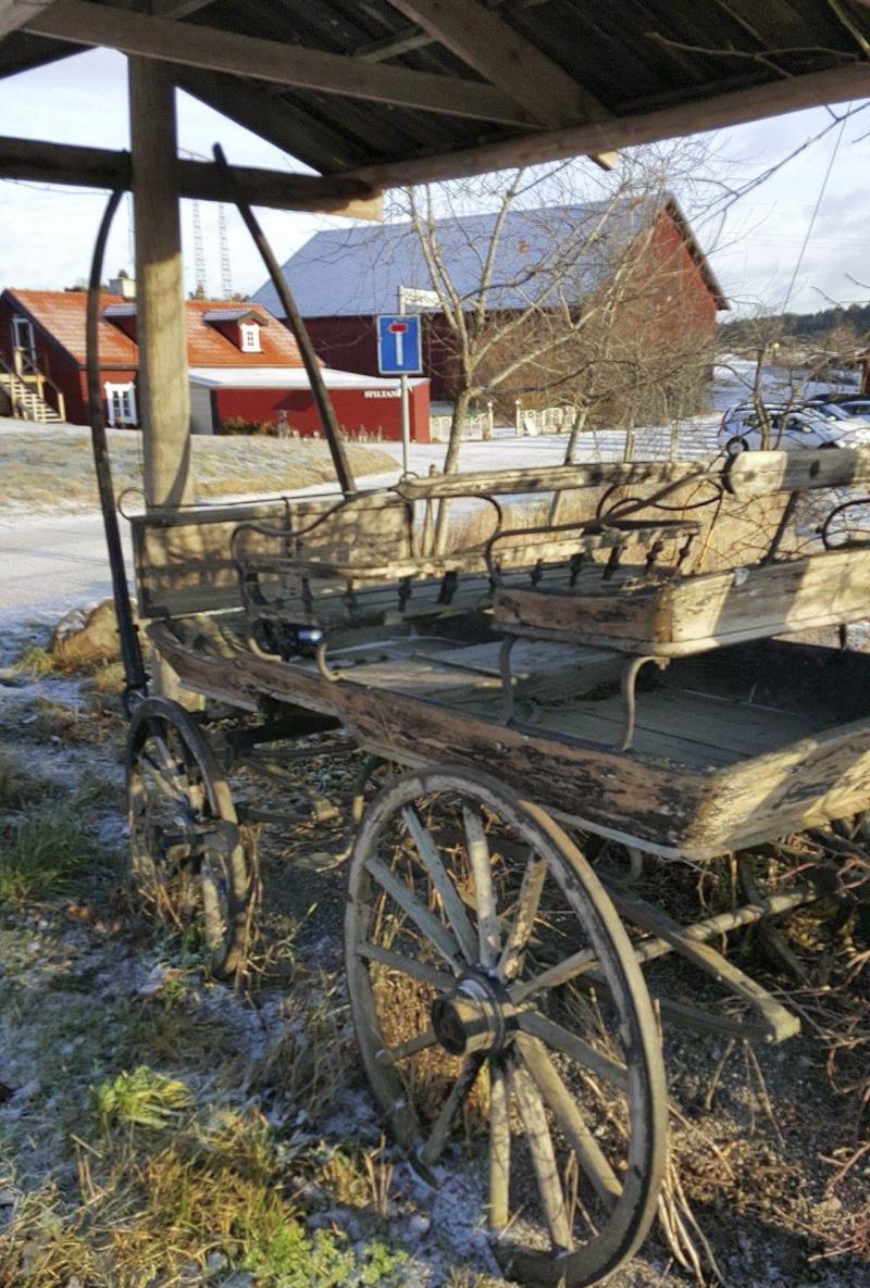 Enkel äldre kärra att spänna för häst.