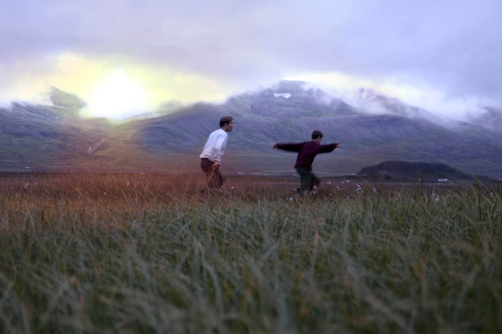 Scen från filmen Heartstone. Pojkar springer på fält.