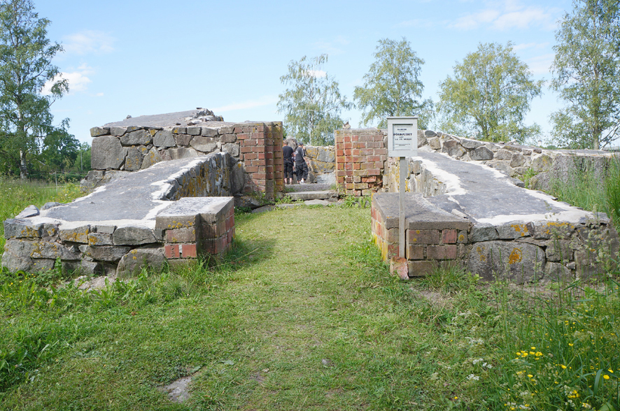 Stengrunden till en riven kyrka.