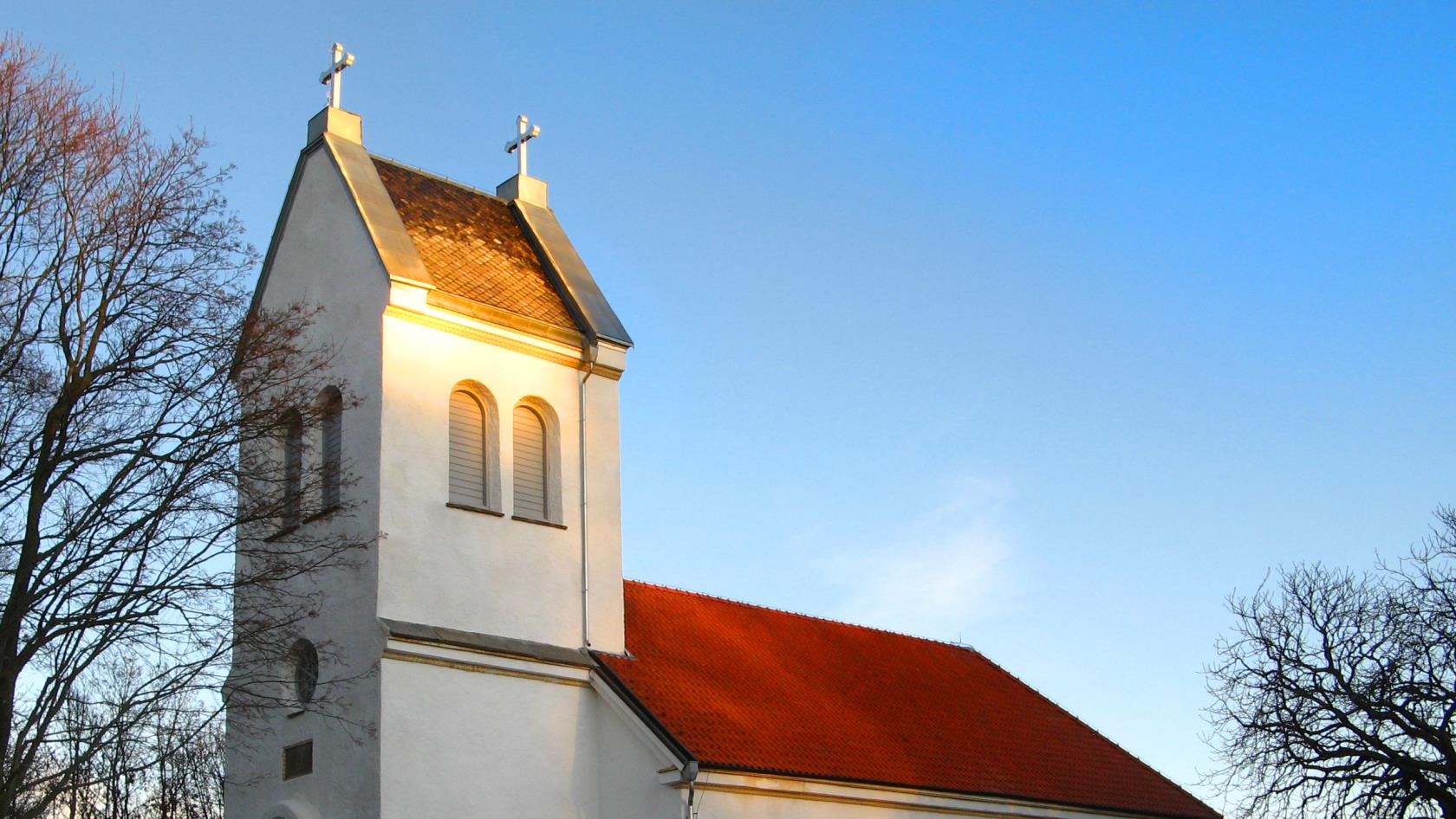 Högås kyrka i sol