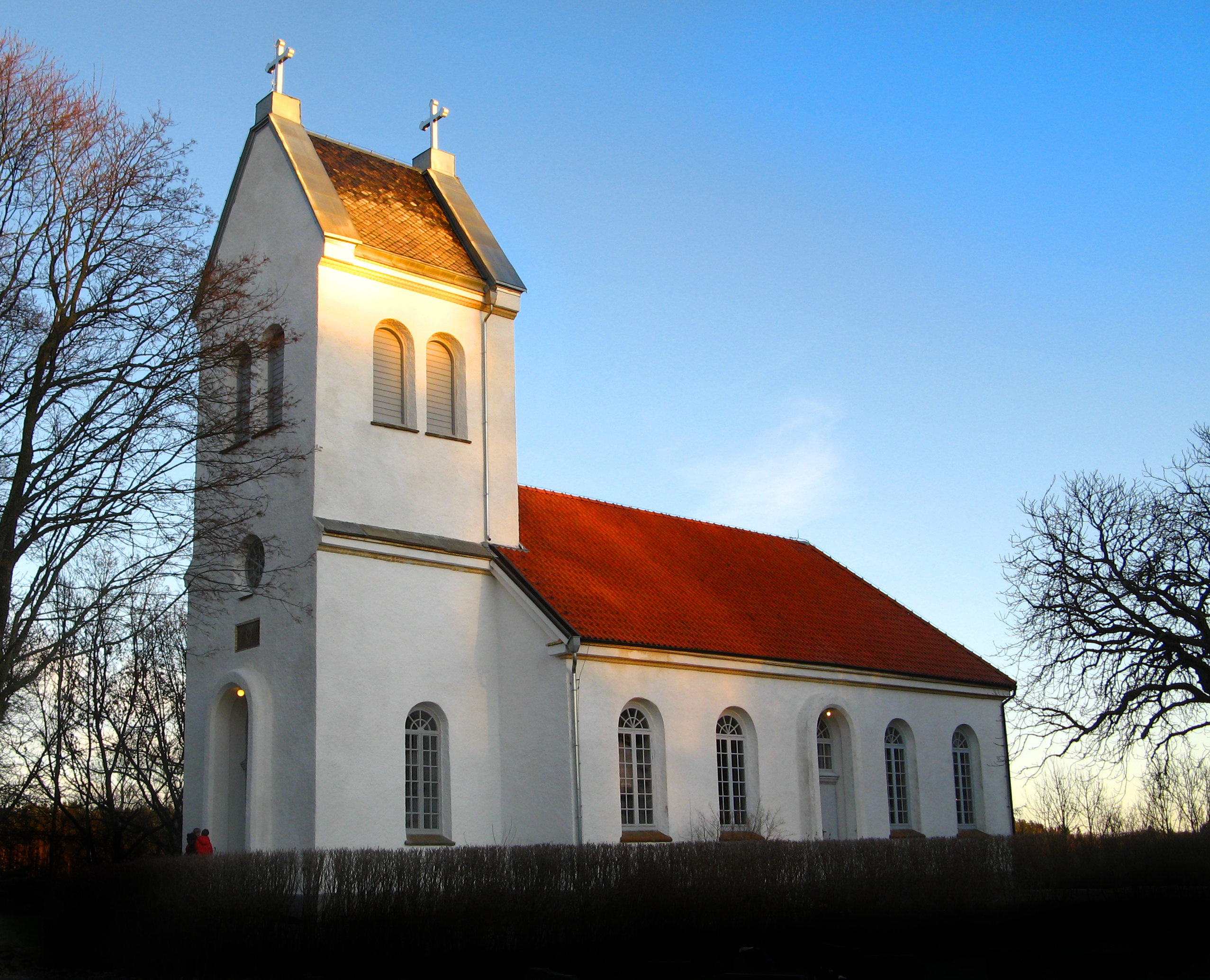 Högås kyrka i sol