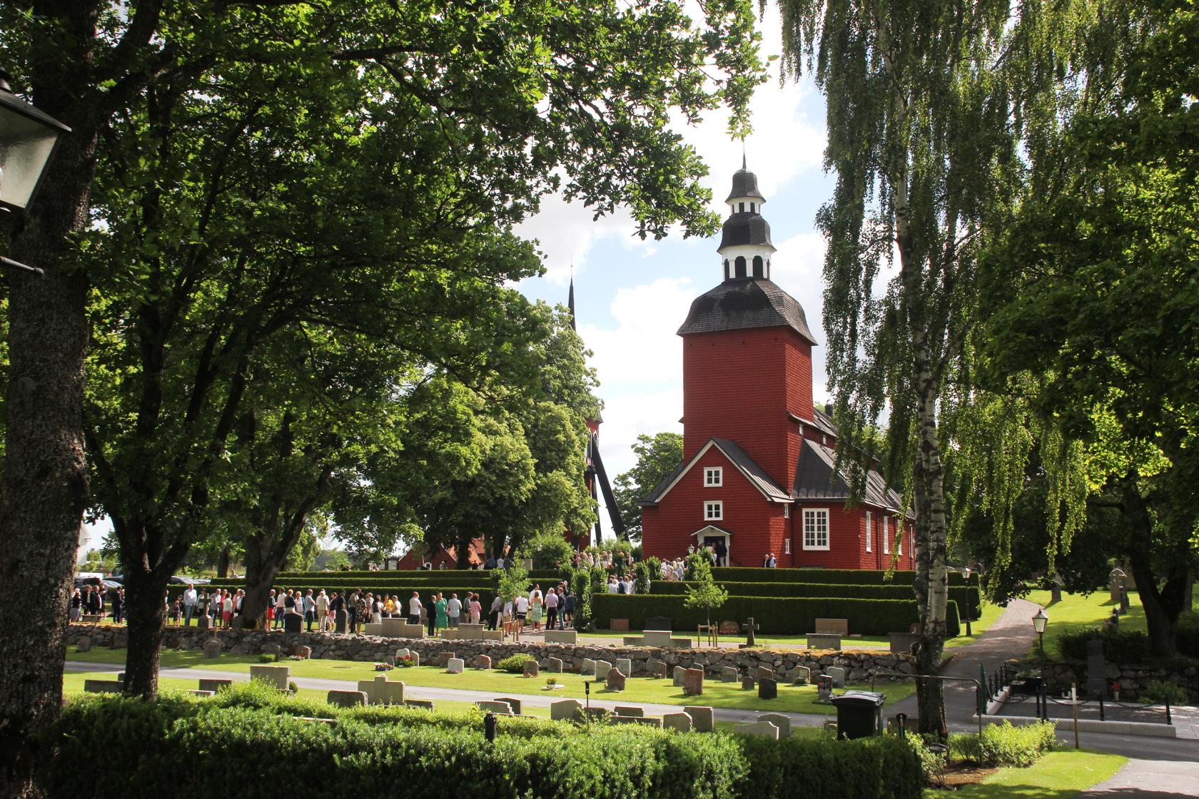 Massor människor köar för att komma in i Habo kyrka.