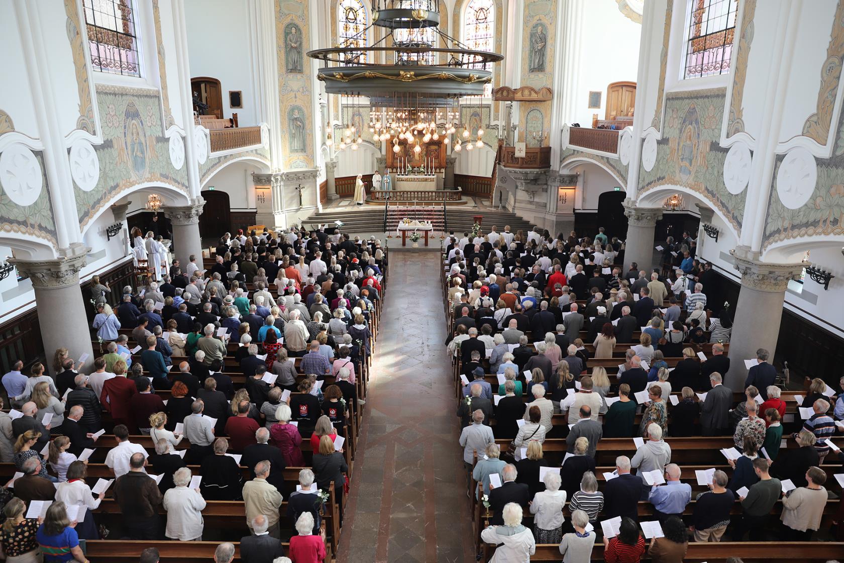 Gudstjänstbesökare i S:t Johannes kyrka i Malmö