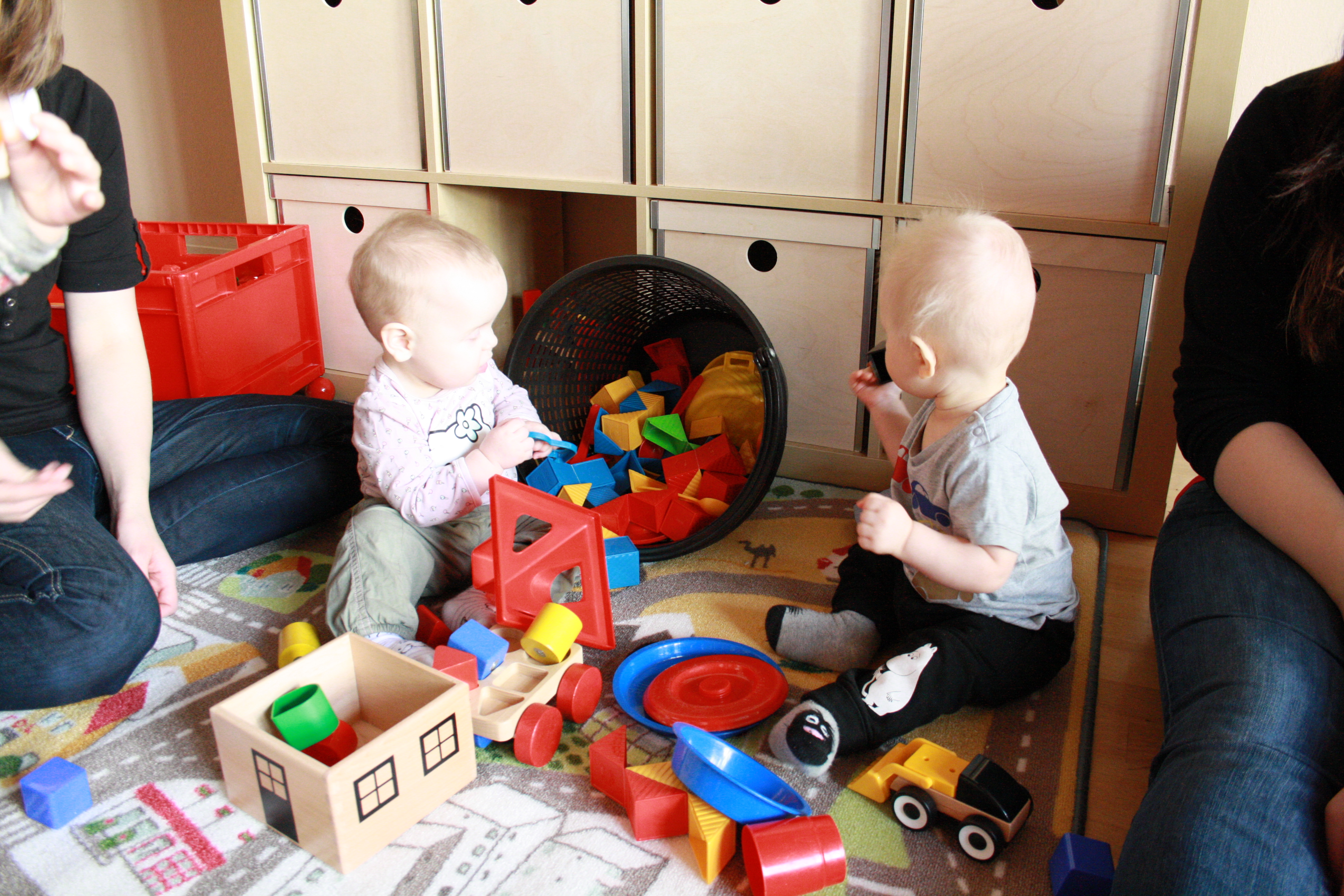 Två små barn som leker med klossar.