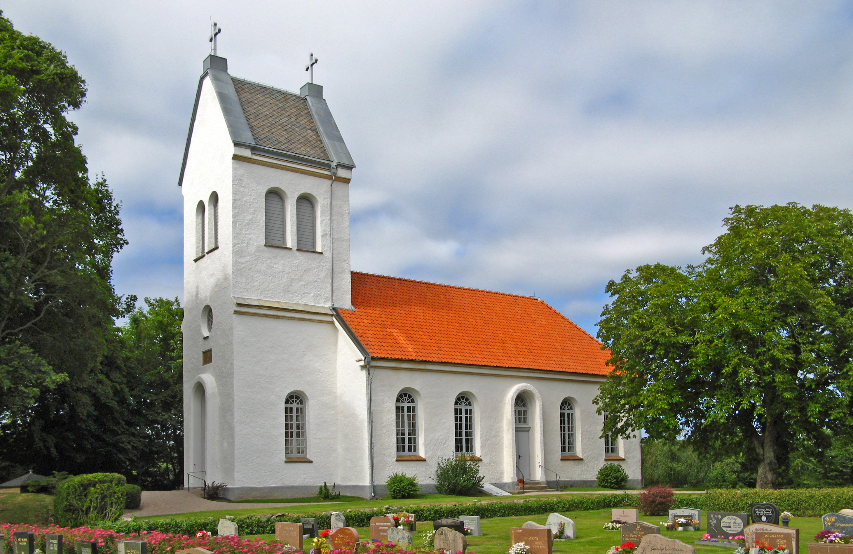 Högås kyrka i sol