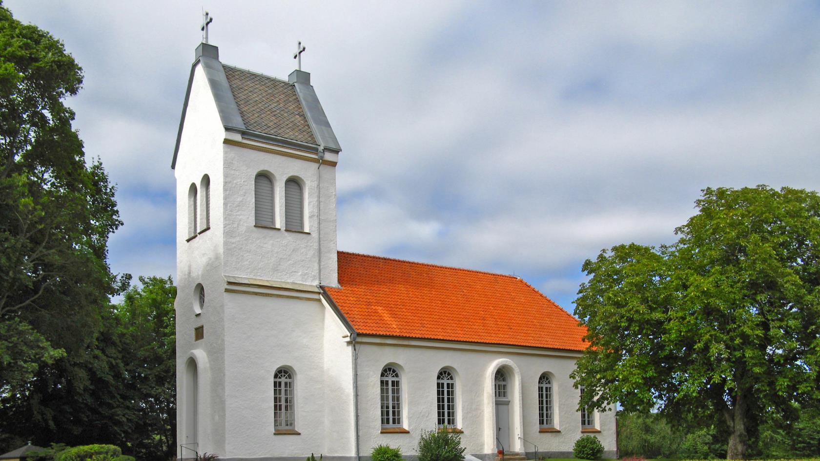 Högås kyrka i sol