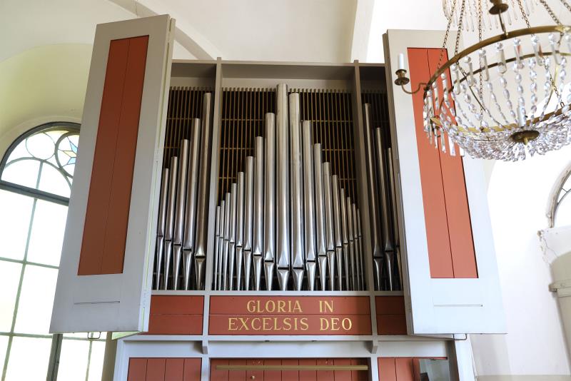 Fristående orgel i grått och rött.