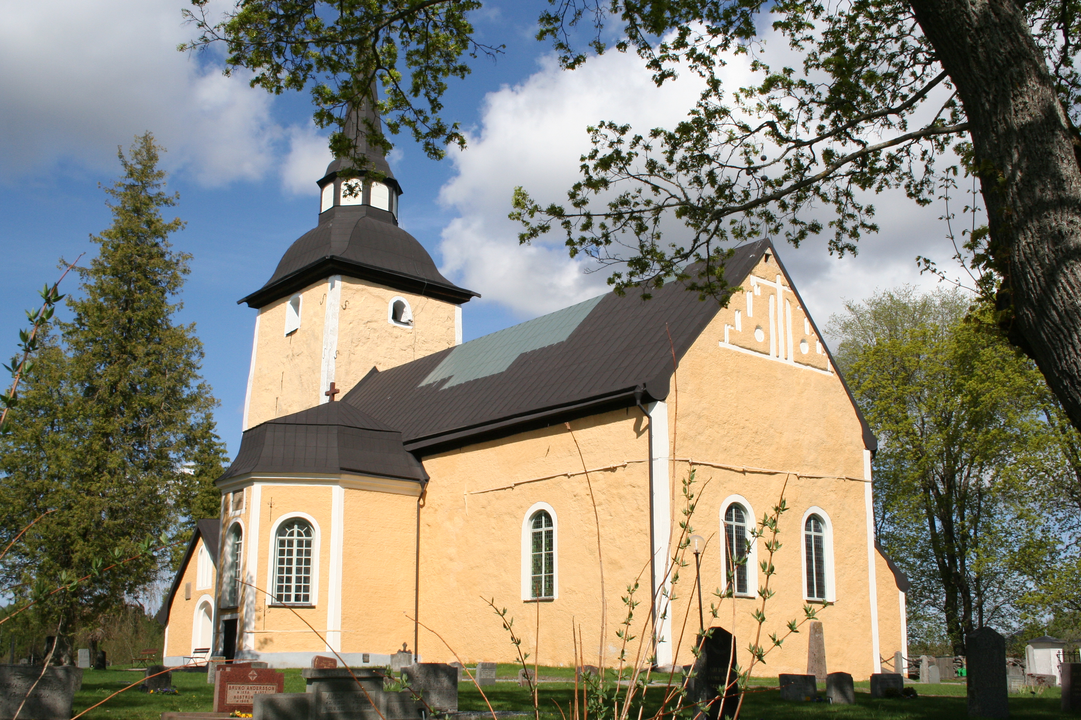 Gul kyrka i grönska