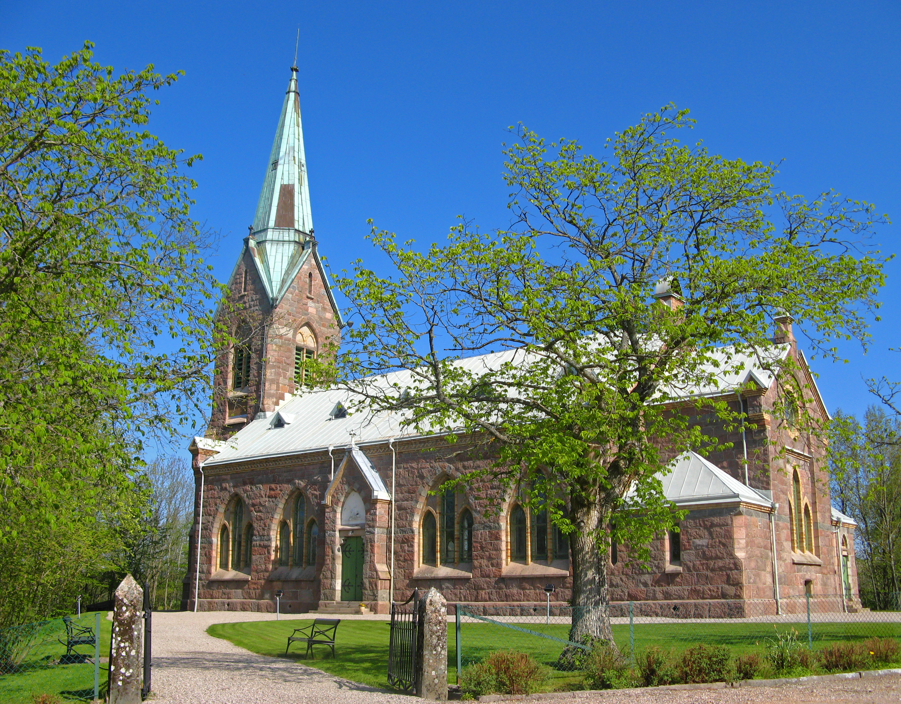 Högås kyrka i sol