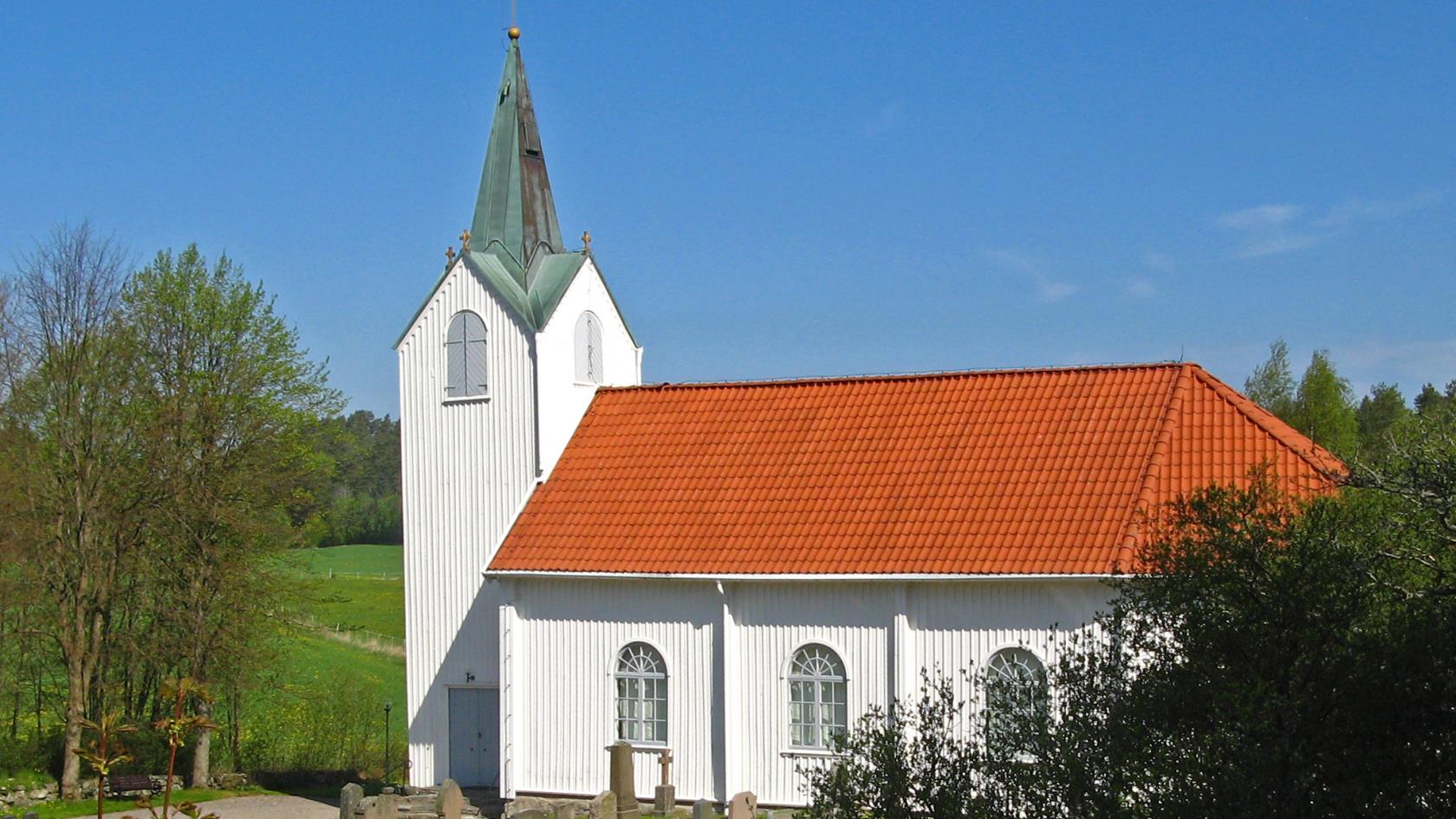 Högås kyrka i sol