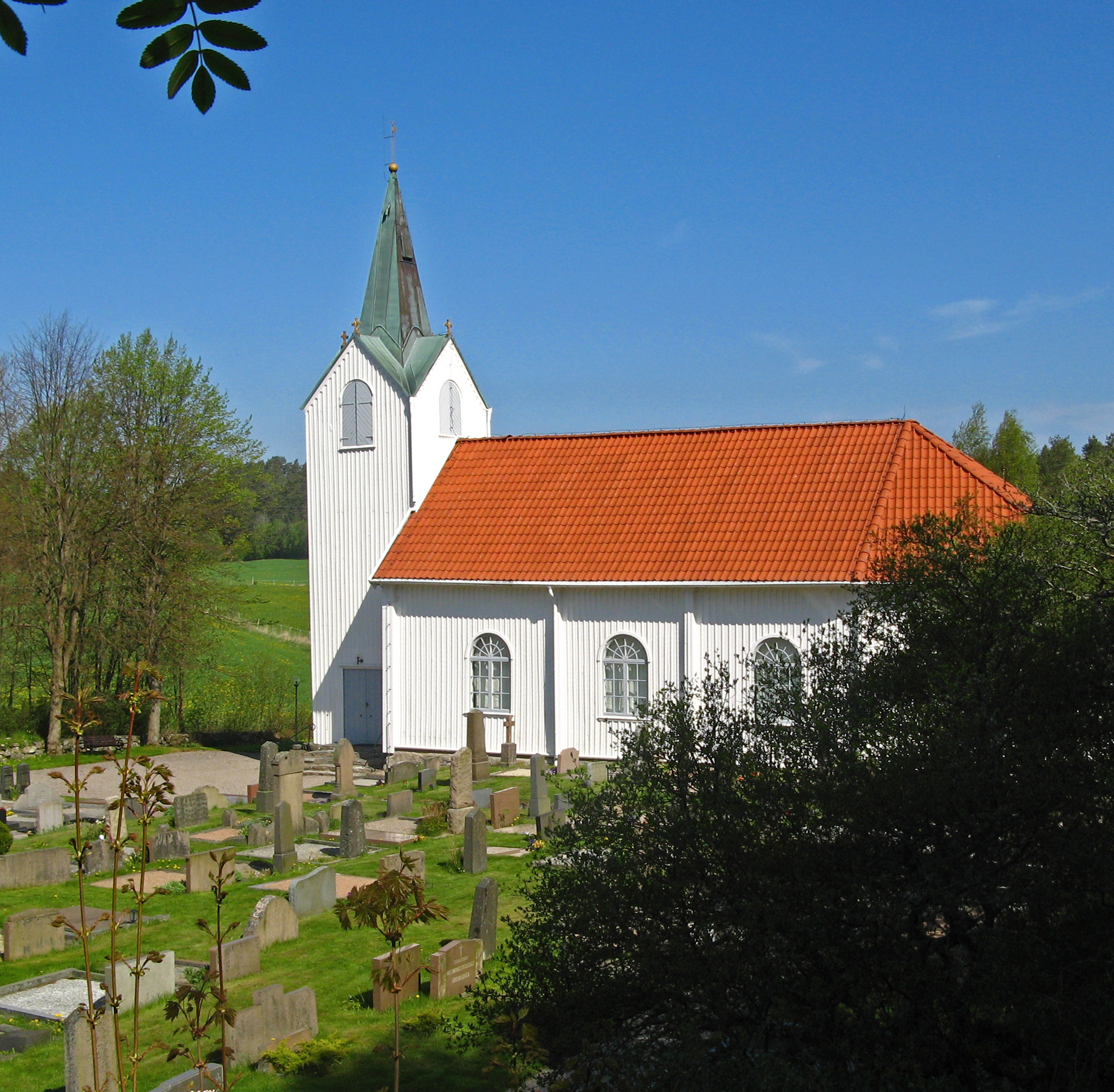 Högås kyrka i sol