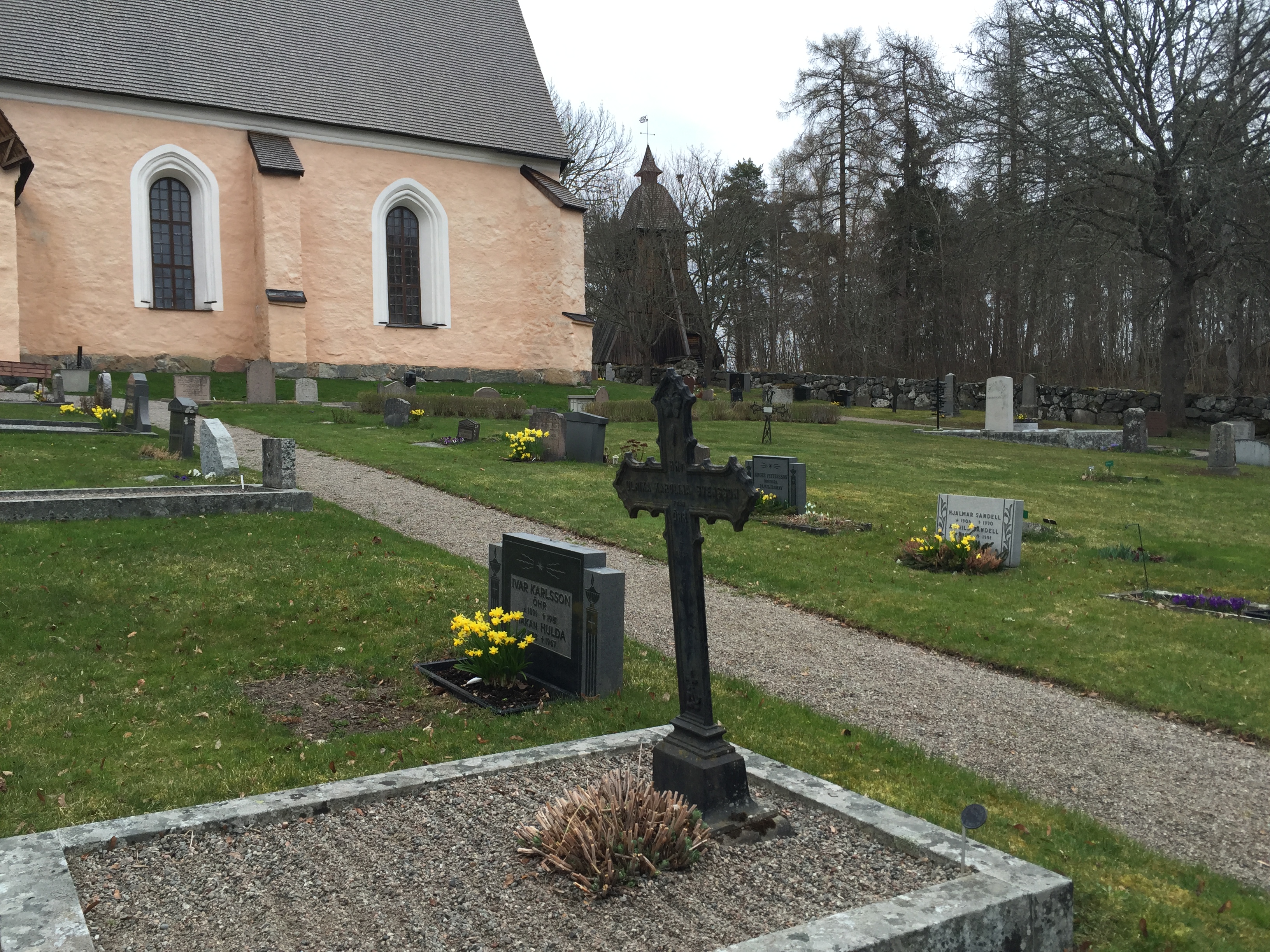 Hjälsta kyrka och kyrkogård