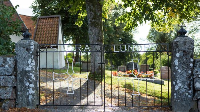 Grinden in till Stora Lundby kyrkogård.