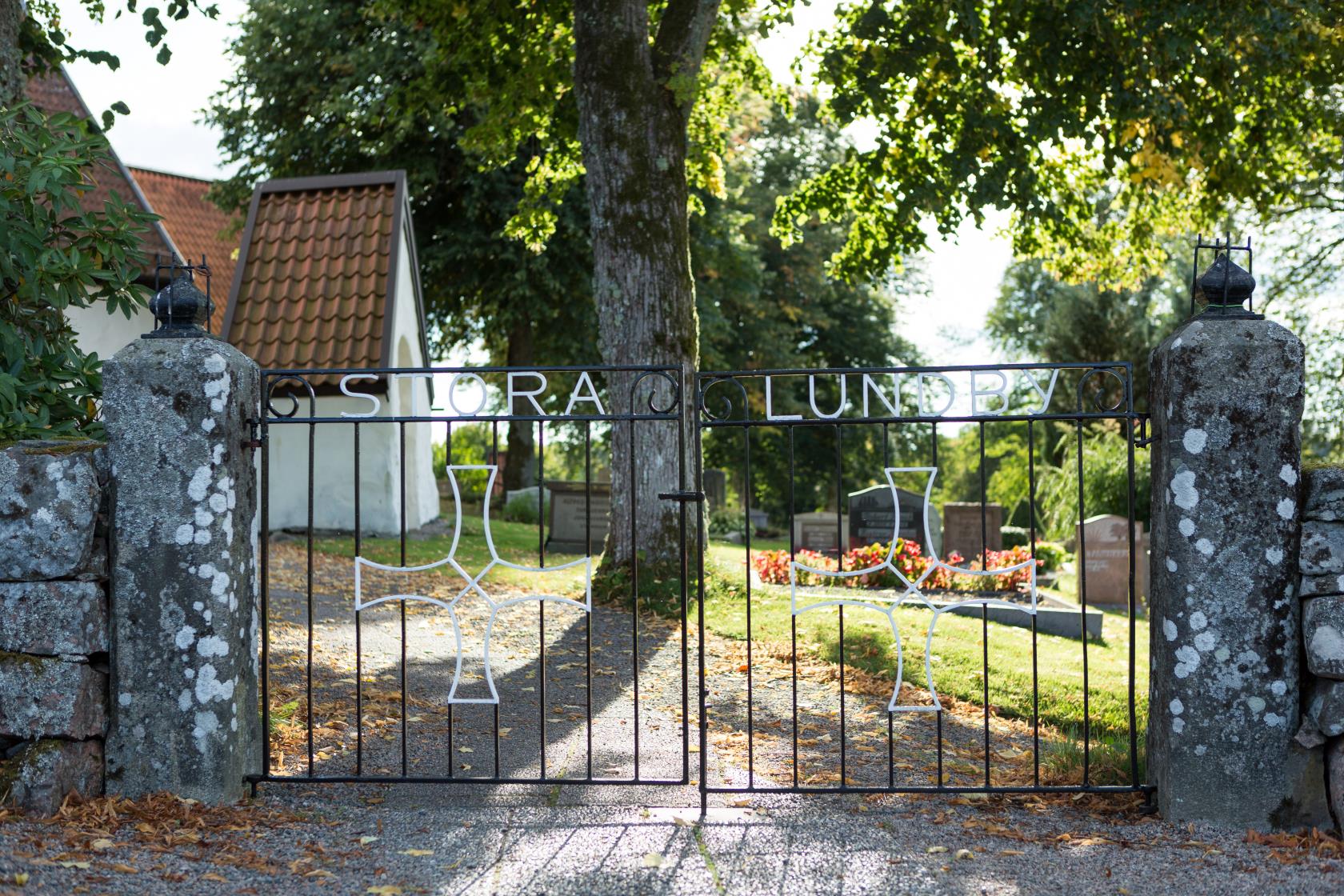 Grinden in till Stora Lundby kyrkogård.