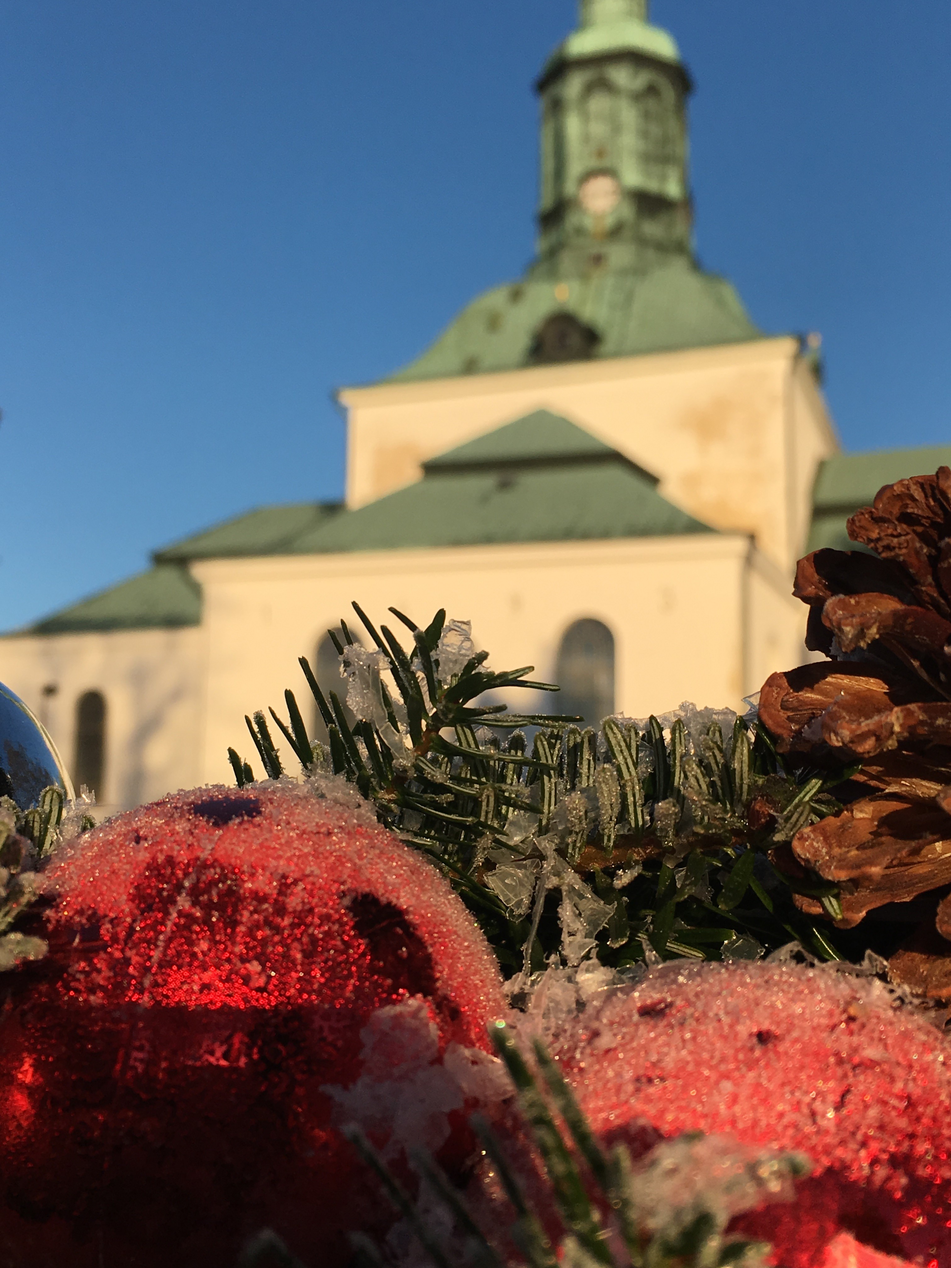 Carl Gustafs kyrka med juldekorationer framför