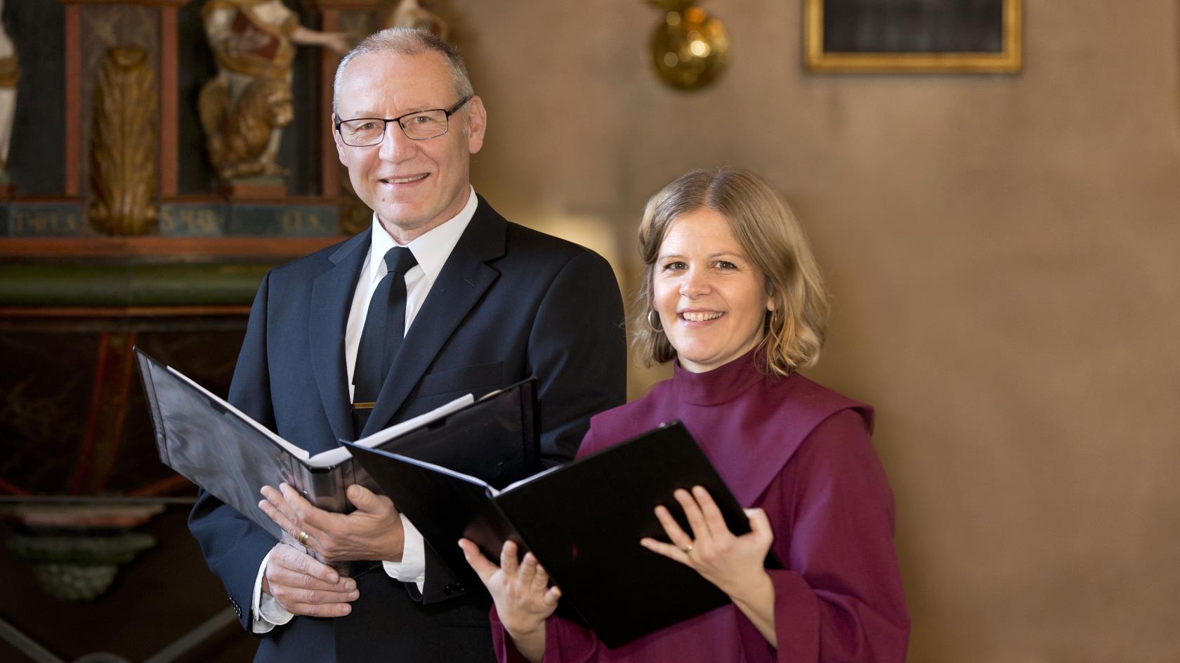 Bilden visar körsångarna Jan Rönnkvist, som sjunger i Vox Alma, och Sara Björnmo, som sjunger i Olaus Petri Cantores.