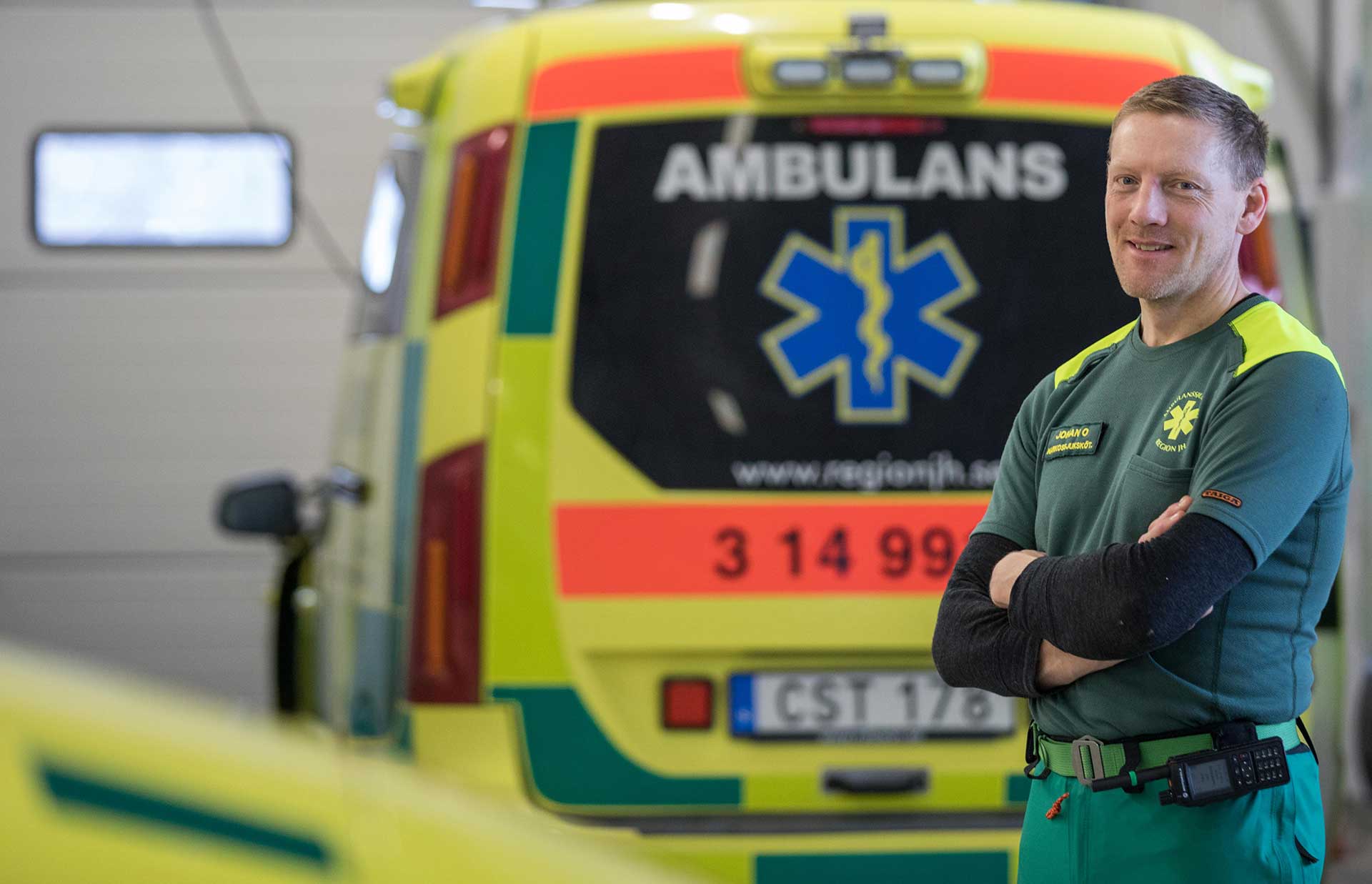 Ambulanssjuksköterska Johan Oscarsson står vid ambulansen.